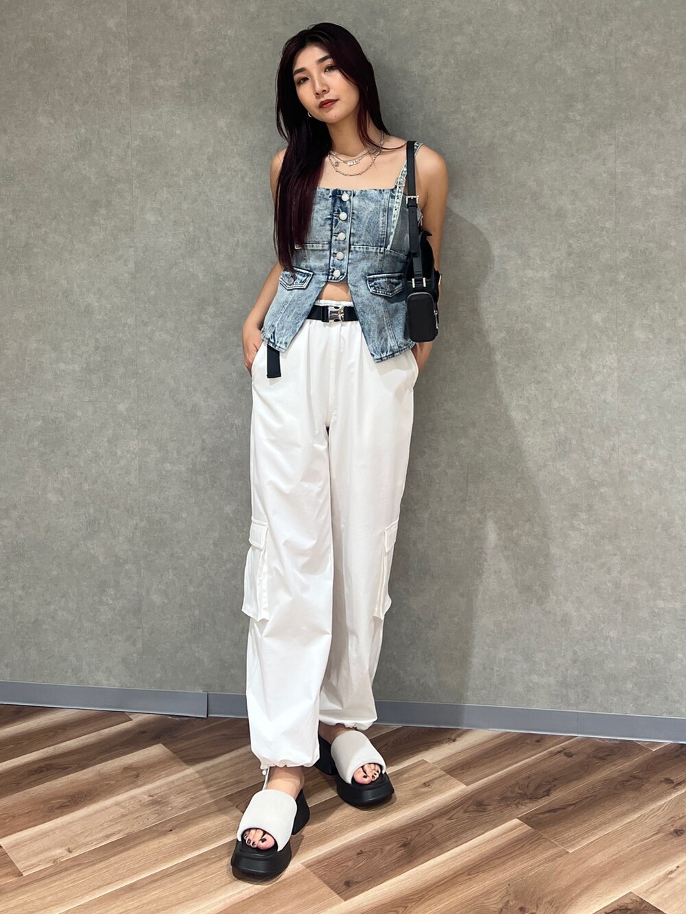 ブルー系のキャミソール、ホワイト系のその他パンツ、ホワイト系のサンダルを着用したレディースの夏コーディネートの2枚目の写真
