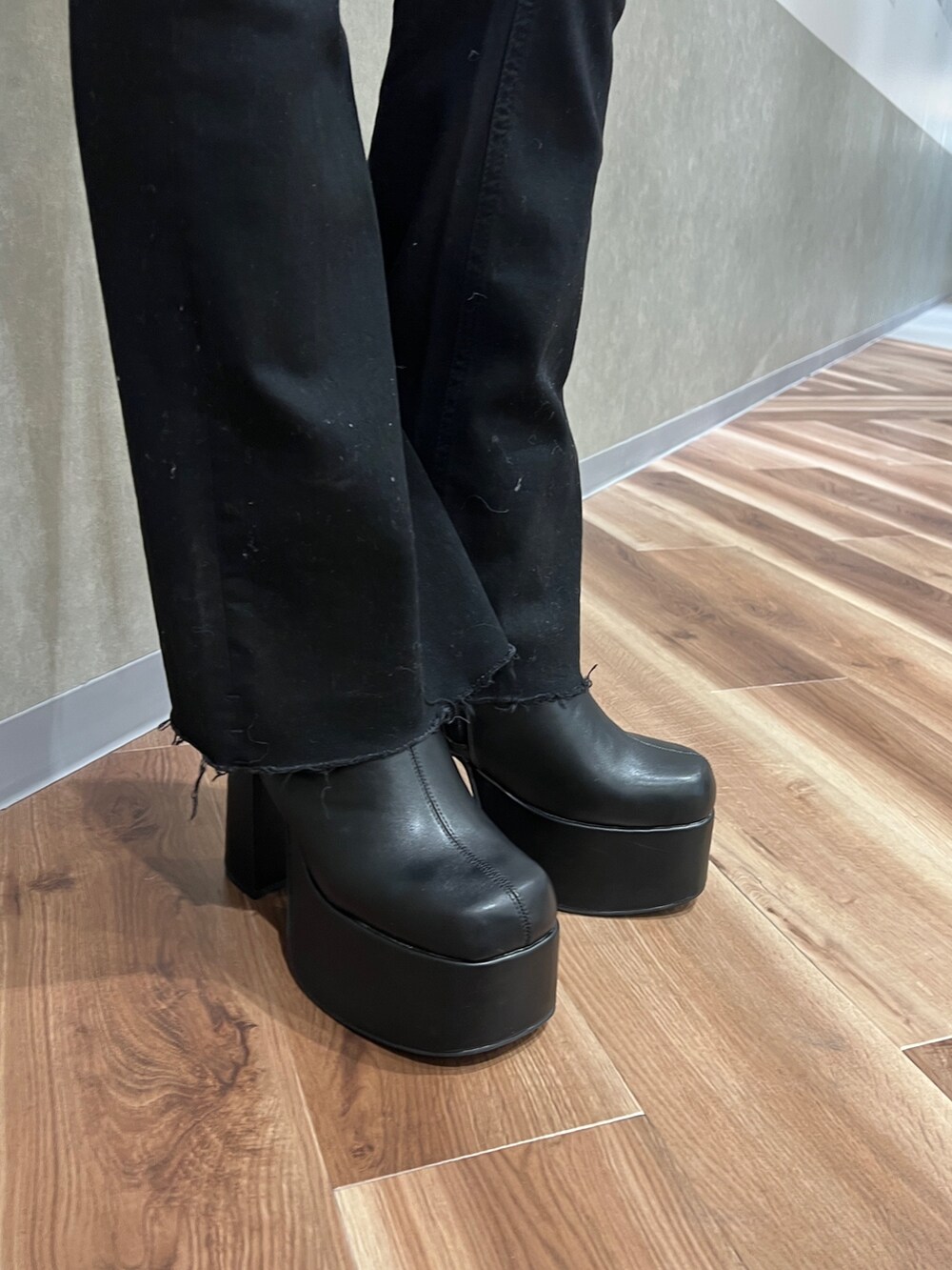 ブラック系のデニムパンツ、ブラック系のムートンコート、その他のニット/セーターを着用したレディースの秋コーディネートの7枚目の写真