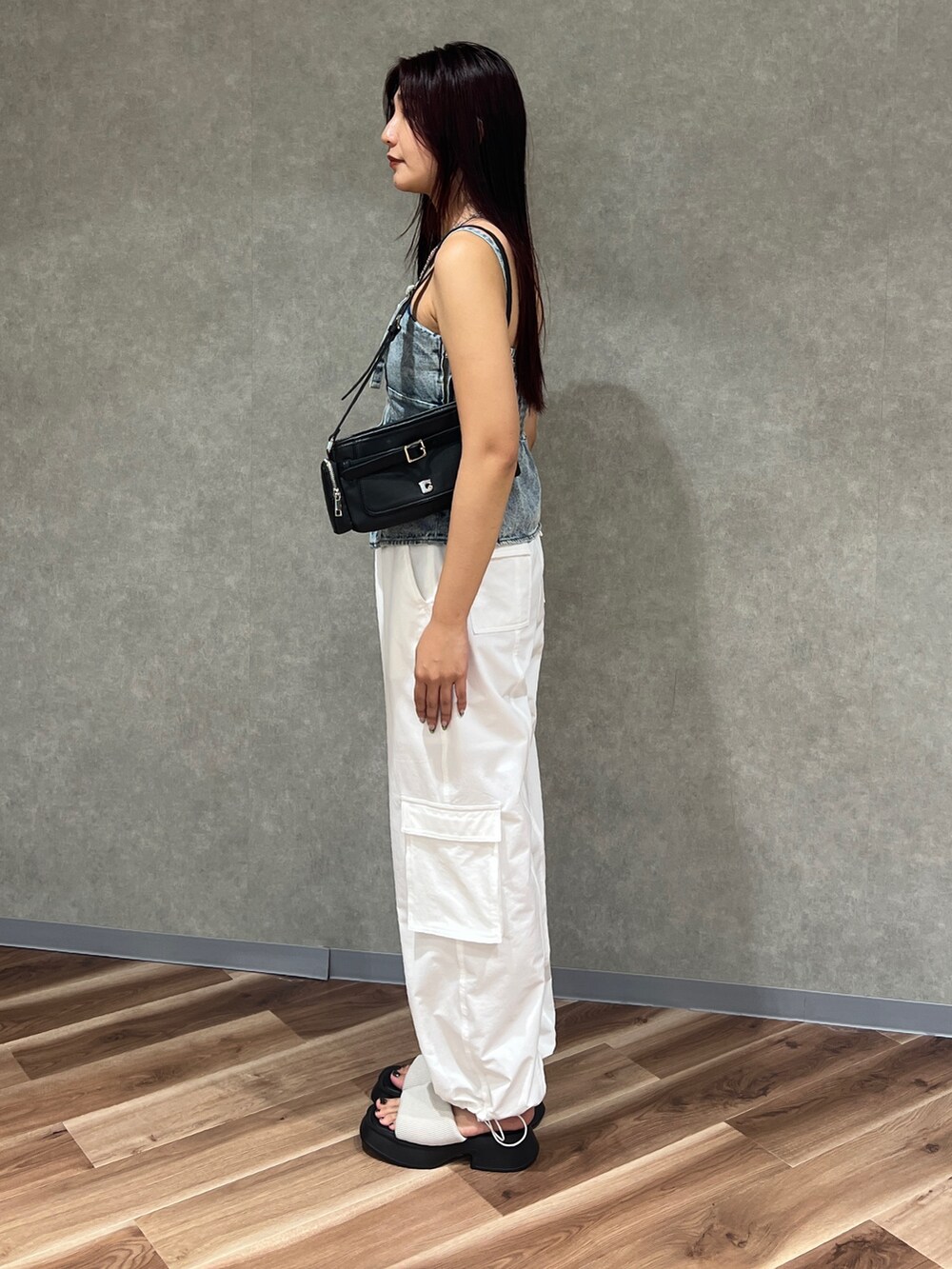 ブルー系のキャミソール、ホワイト系のその他パンツ、ホワイト系のサンダルを着用したレディースの夏コーディネートの3枚目の写真