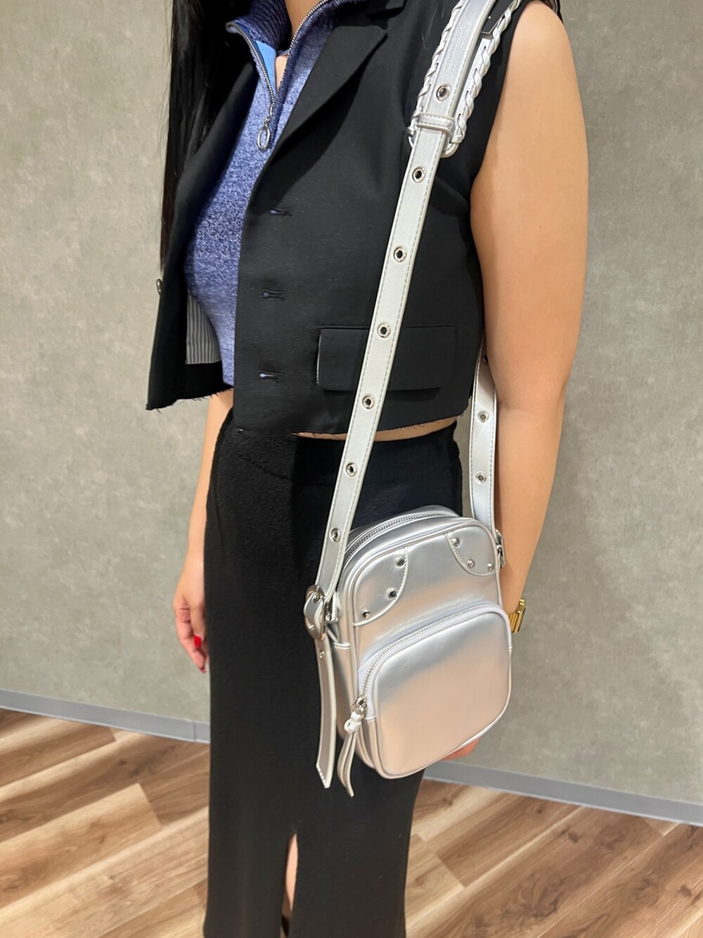 ブラック系のスカート、シルバー系のショルダーバッグ、ブラック系のブーツを着用したレディースの夏コーディネートの7枚目の写真