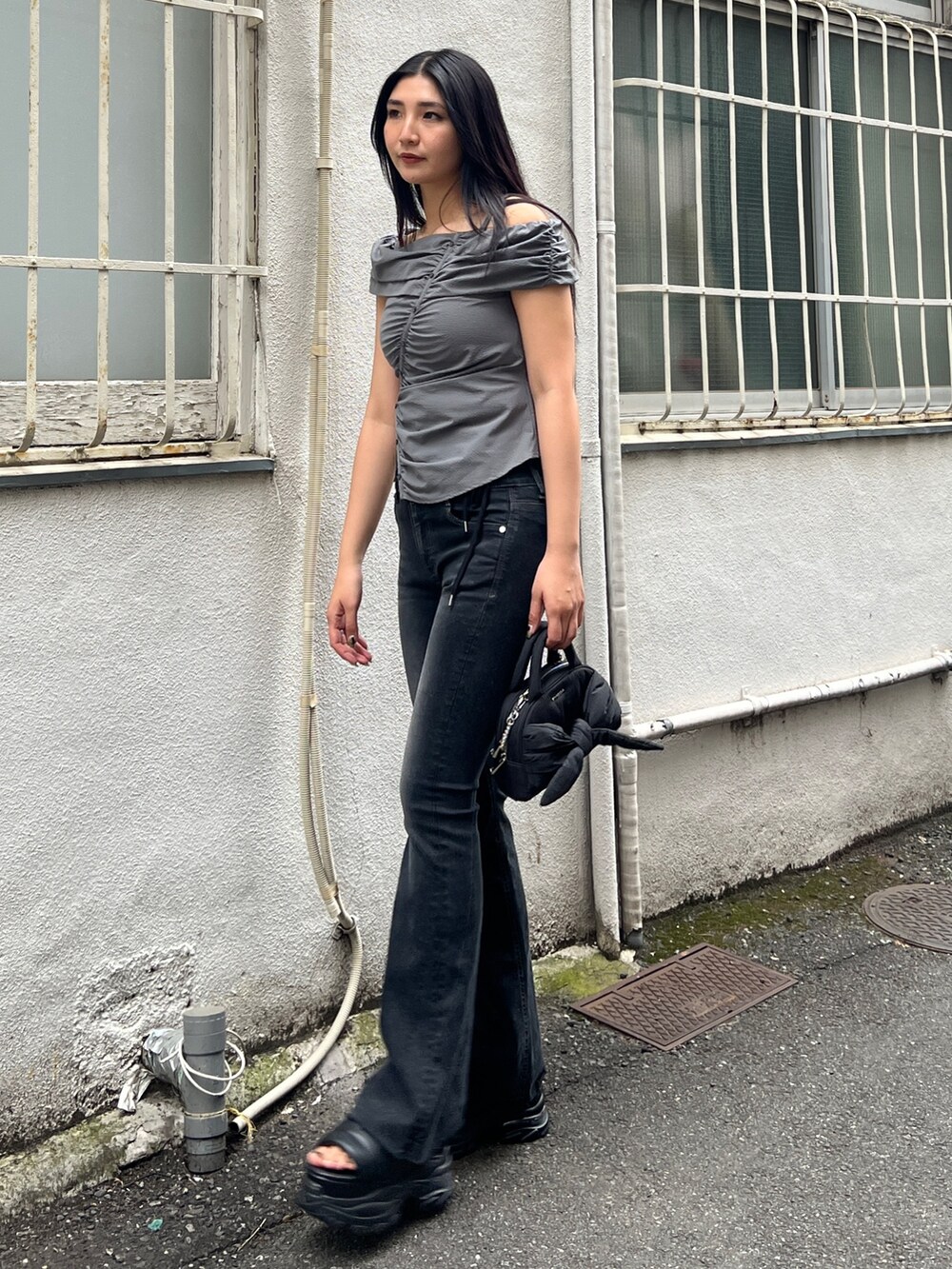 グレー系のTシャツ/カットソー、ブルー系のデニムパンツ、ブラック系のサンダルを着用したレディースの夏コーディネートの2枚目の写真