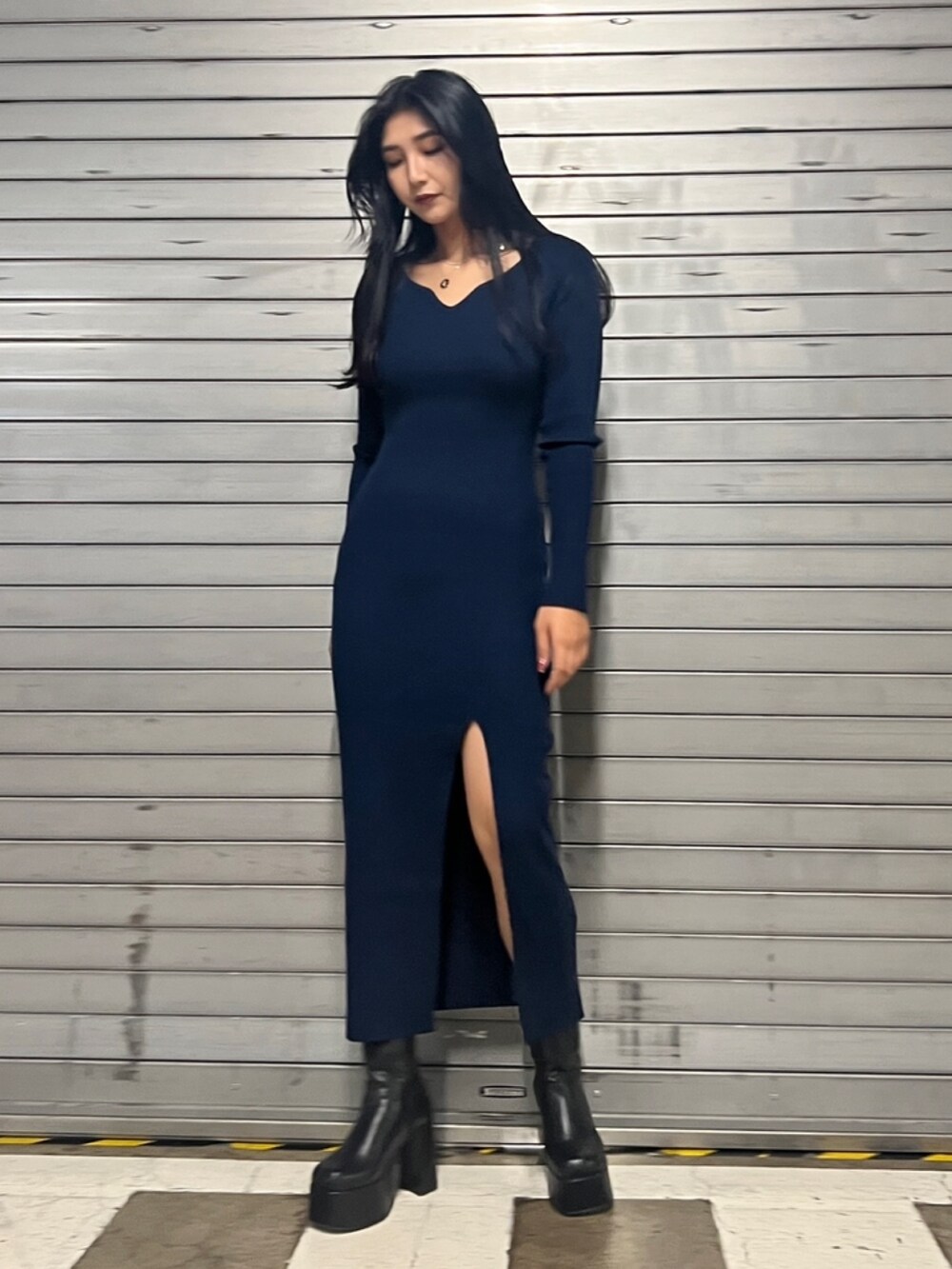 ブルー系のワンピース、ブラック系のブーツ、ゴールド系のネックレスを着用したレディースの秋コーディネートの3枚目の写真