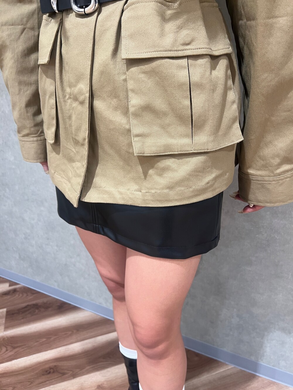 ブラック系のブーツ、その他のスカート、ベージュ系のその他アウターを着用したレディースの夏コーディネートの6枚目の写真