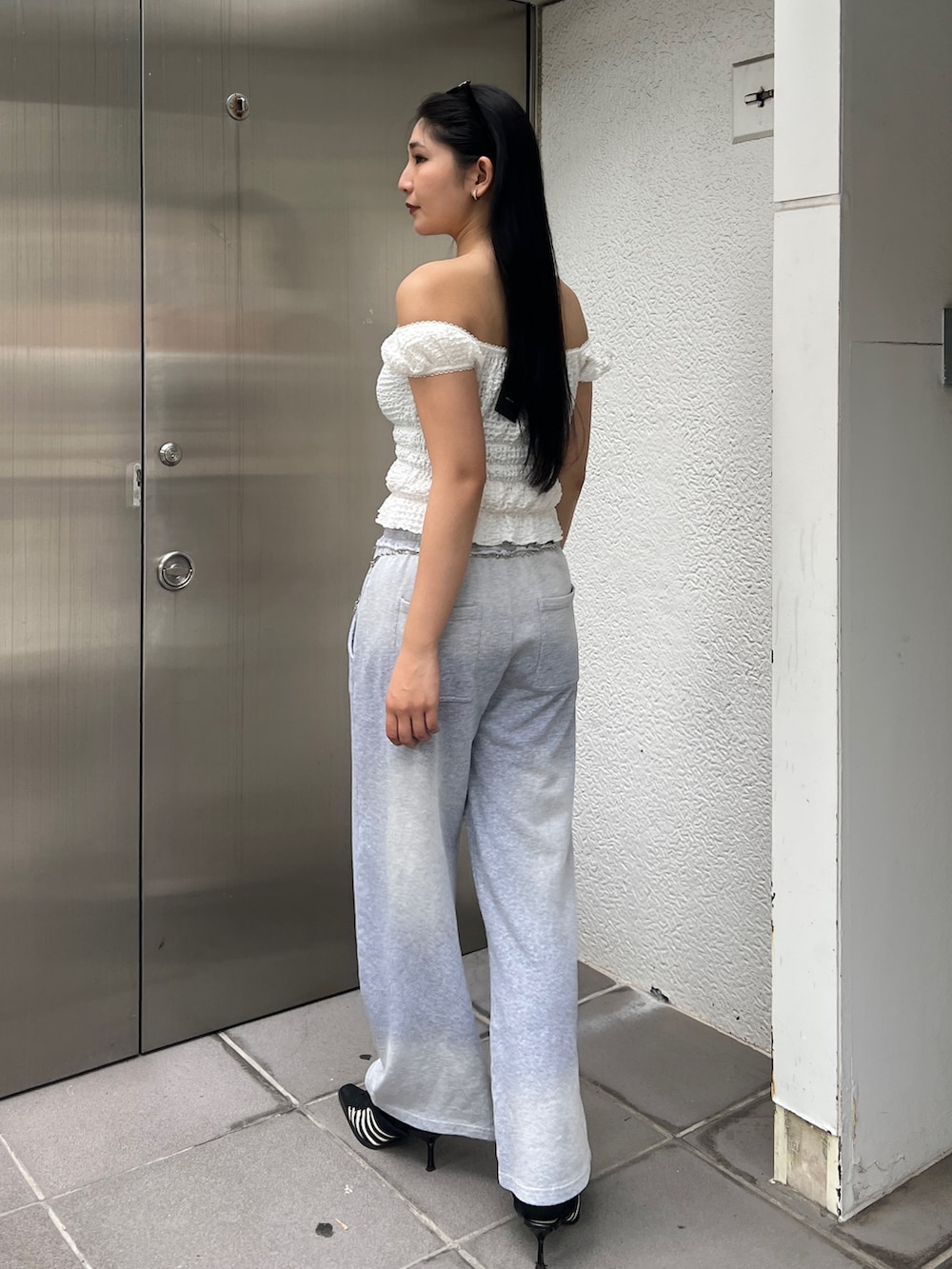 グレー系のスウェットパンツ、シルバー系のベルトを着用したレディースの春コーディネートの3枚目の写真