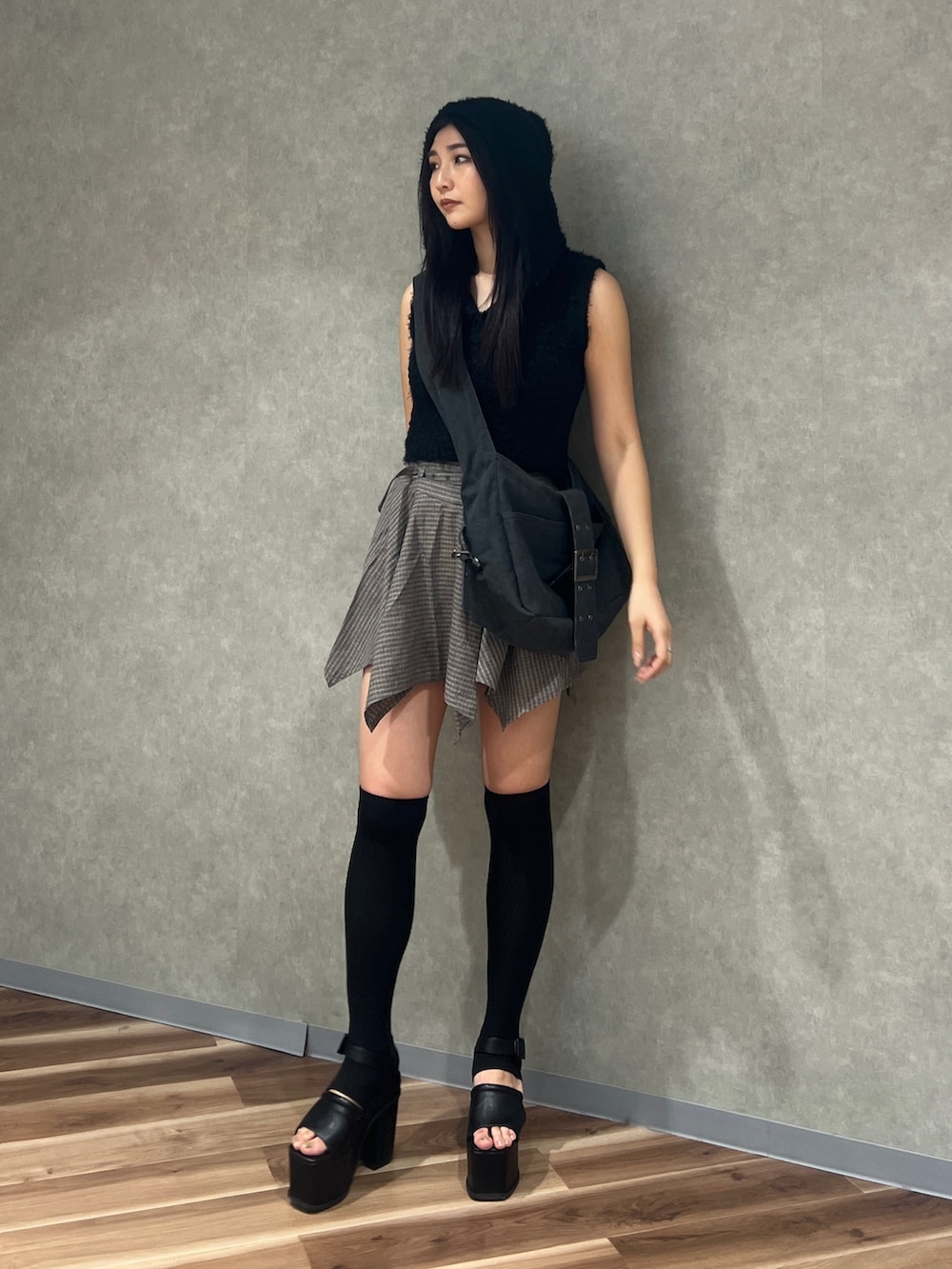 ブラック系のニット/セーター、その他のスカート、ブラック系のサンダルを着用したレディースの春コーディネートの3枚目の写真