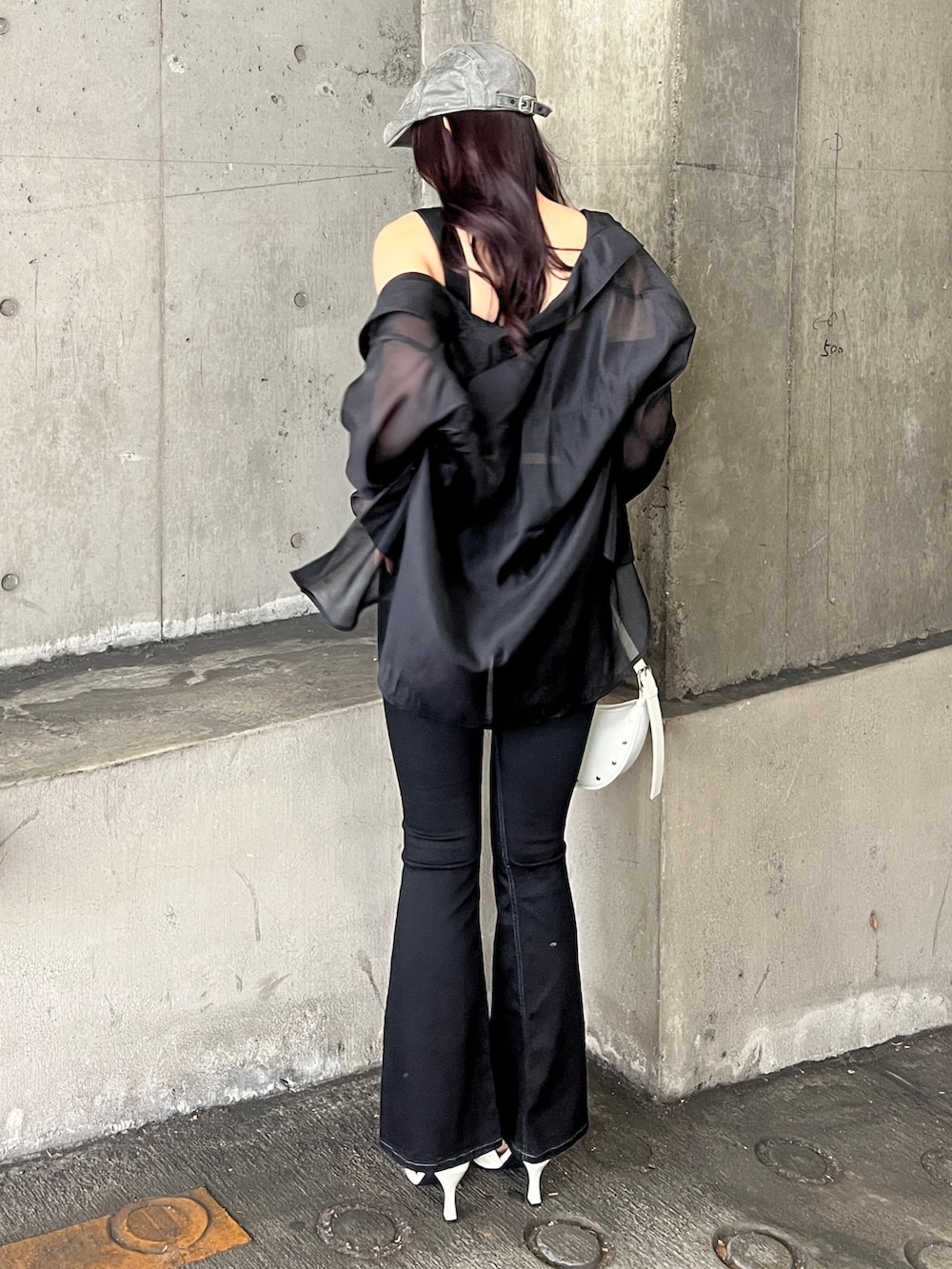 ブラック系のサロペット/オーバーオール、ブラック系のシャツ/ブラウス、ホワイト系のハンドバッグを着用したレディースの春コーディネートの3枚目の写真