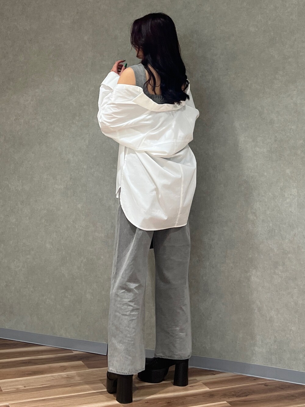 ホワイト系のシャツ/ブラウス、グレー系のキャミソール、グレー系のデニムパンツを着用したレディースの春コーディネートの2枚目の写真