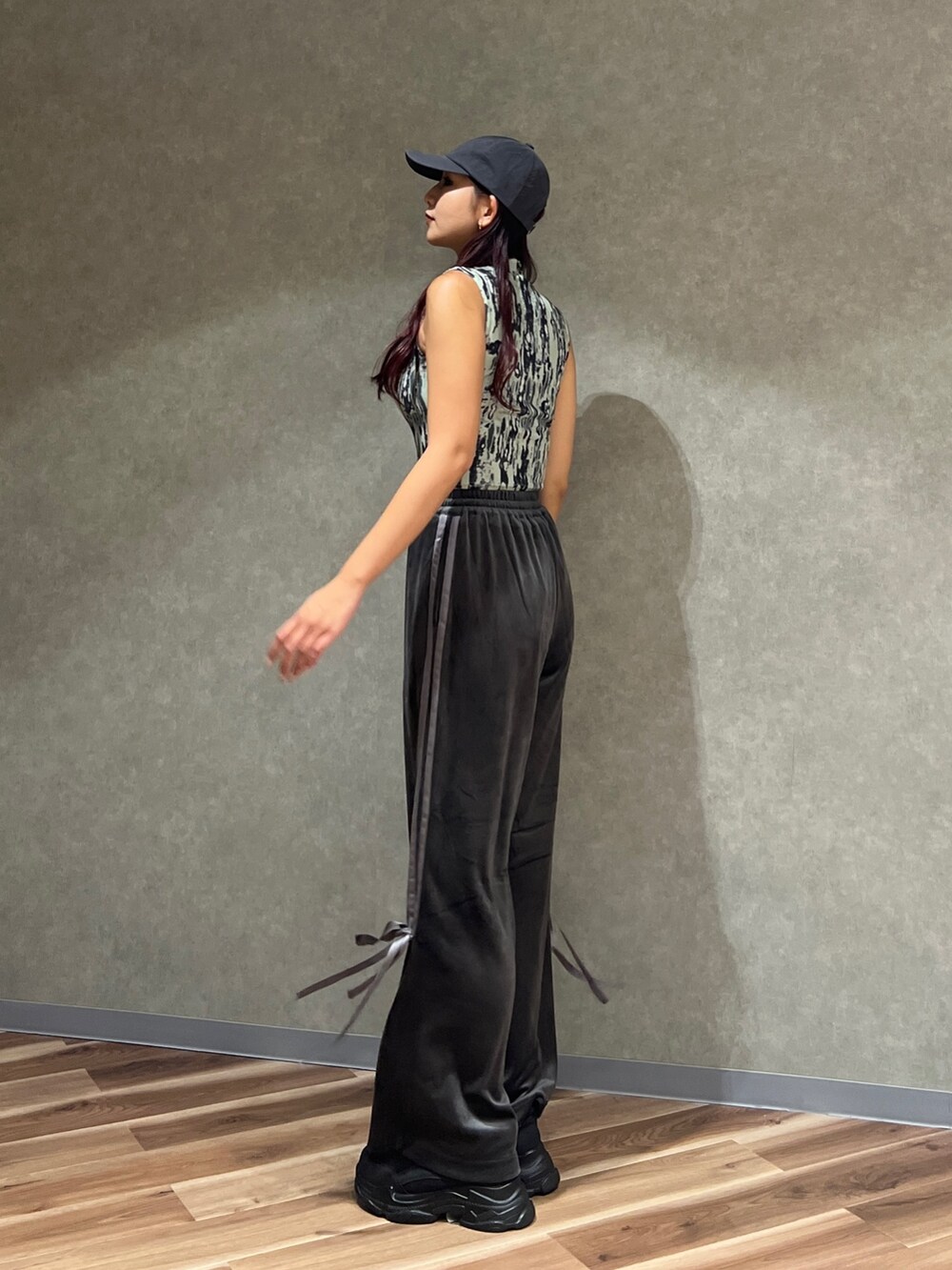 その他のタンクトップ、グレー系のその他パンツ、ブラック系のスニーカーを着用したレディースの夏コーディネートの2枚目の写真