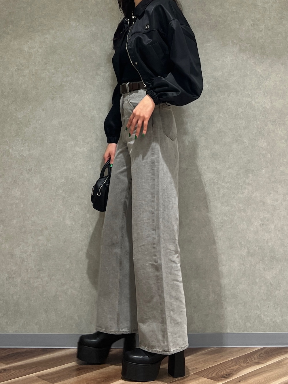 その他のブルゾン、ブラック系のTシャツ/カットソー、グレー系のデニムパンツを着用したレディースの春コーディネートの2枚目の写真