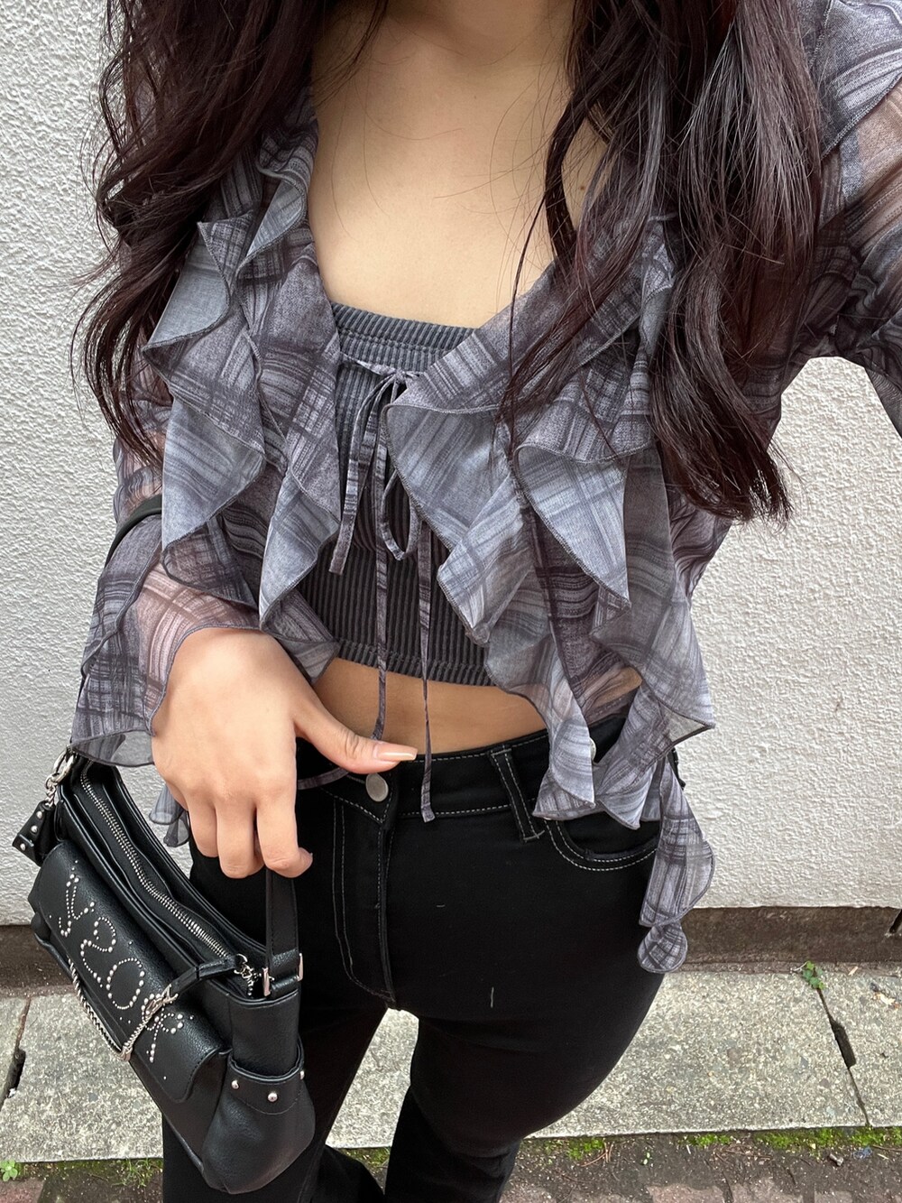 グレー系のシャツ/ブラウス、ブラック系のサロペット/オーバーオール、ホワイト系のパンプスを着用したレディースの春コーディネートの4枚目の写真