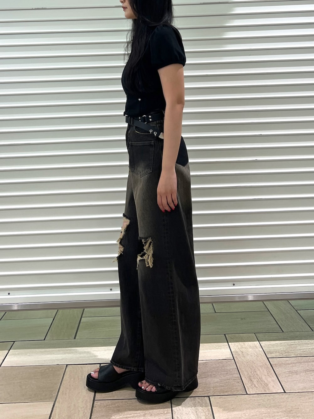 ブラック系のシャツ/ブラウス、ブラック系のデニムパンツ、ブラック系のサンダルを着用したレディースの夏コーディネートの2枚目の写真
