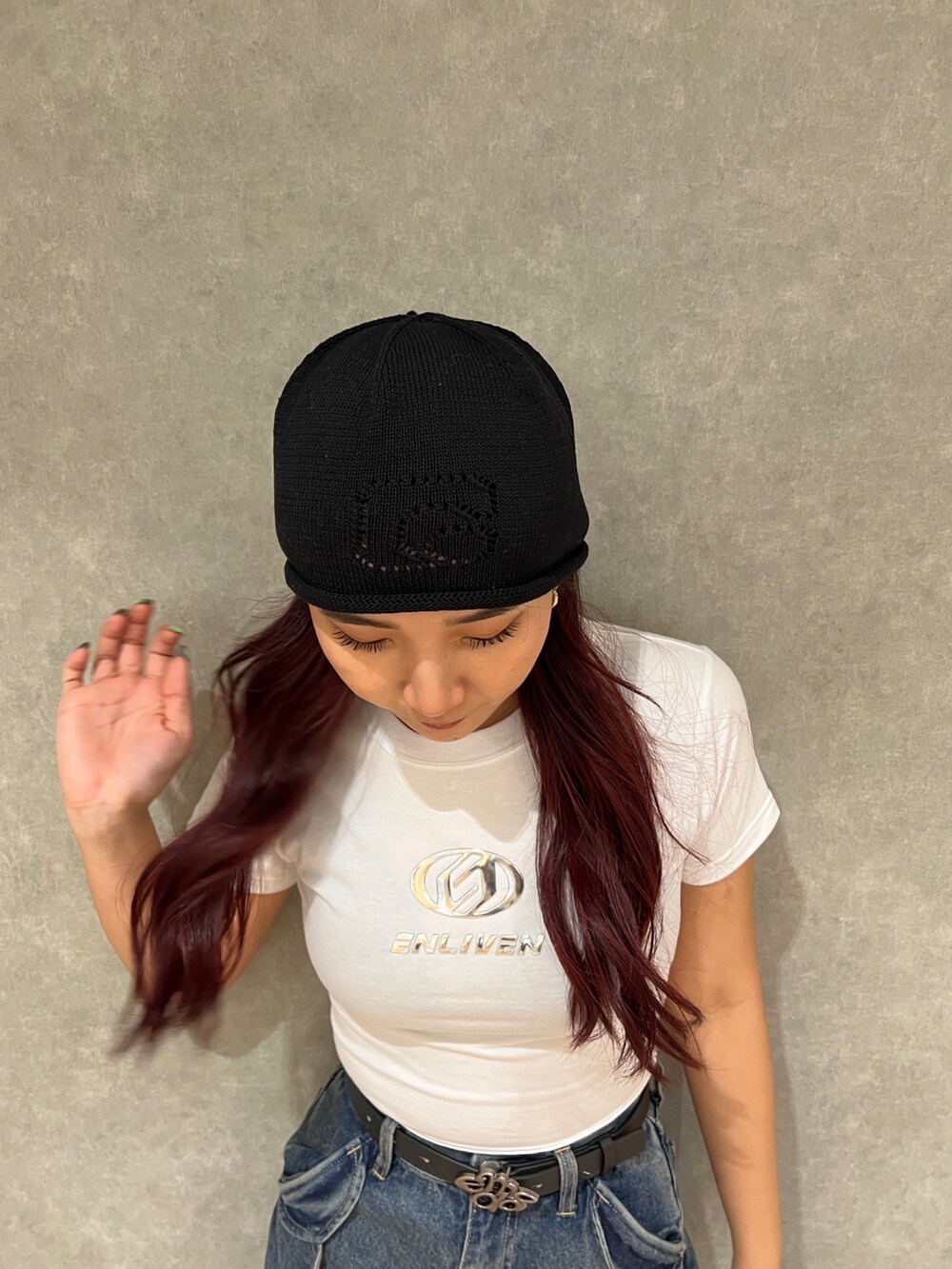 ブルー系のデニムパンツ、ブラック系のサンダル、ホワイト系のTシャツ/カットソーを着用したレディースの夏コーディネートの5枚目の写真