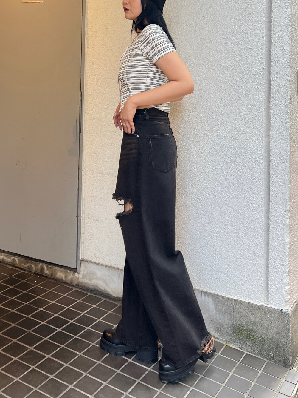 その他のTシャツ/カットソー、ブラック系のデニムパンツ、ブラック系のブーツを着用したレディースの夏コーディネートの3枚目の写真
