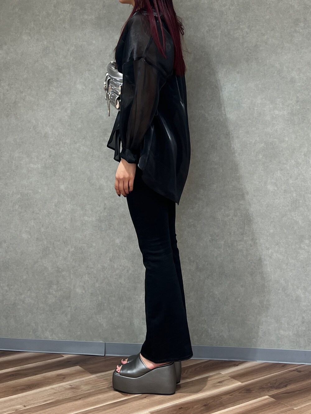 ブラック系のシャツ/ブラウス、ブラック系のサロペット/オーバーオール、シルバー系のサンダルを着用したレディースの春コーディネートの2枚目の写真