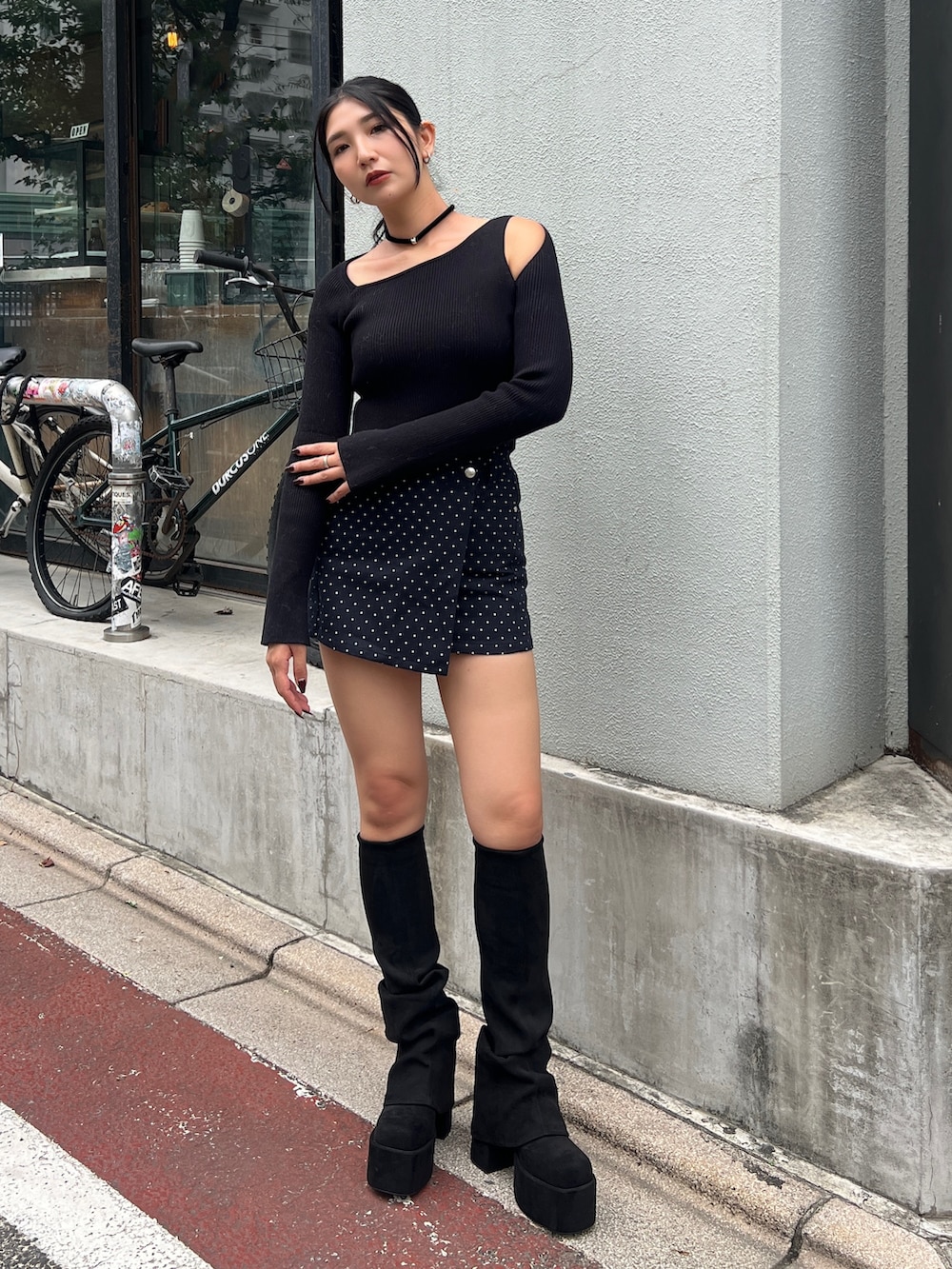 ホワイト系のブルゾン、ブルー系のスカート、ブラック系のブーツを着用したレディースの秋コーディネートの4枚目の写真