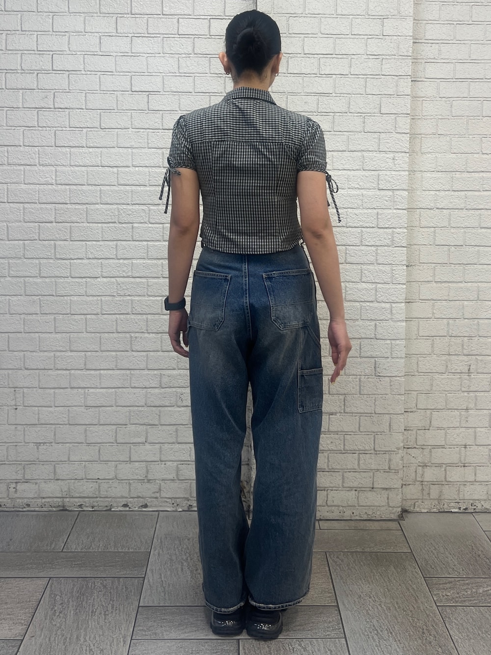 ブラック系のシャツ/ブラウス、ブルー系のデニムパンツ、ブラック系のサンダルを着用したレディースの春コーディネートの4枚目の写真
