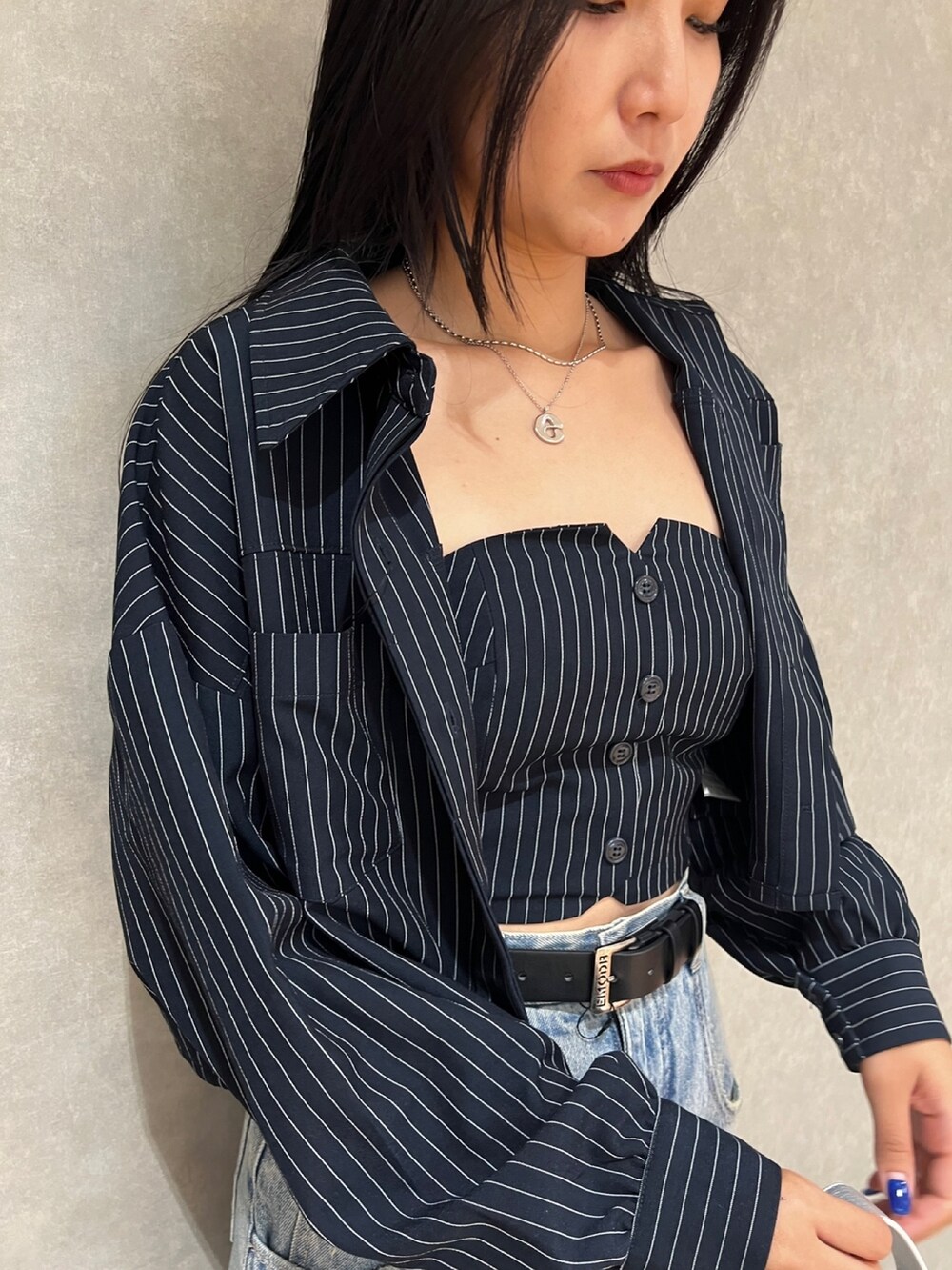 その他のシャツ/ブラウス、ブルー系のデニムパンツ、ブラック系のブーツを着用したレディースの夏コーディネートの4枚目の写真