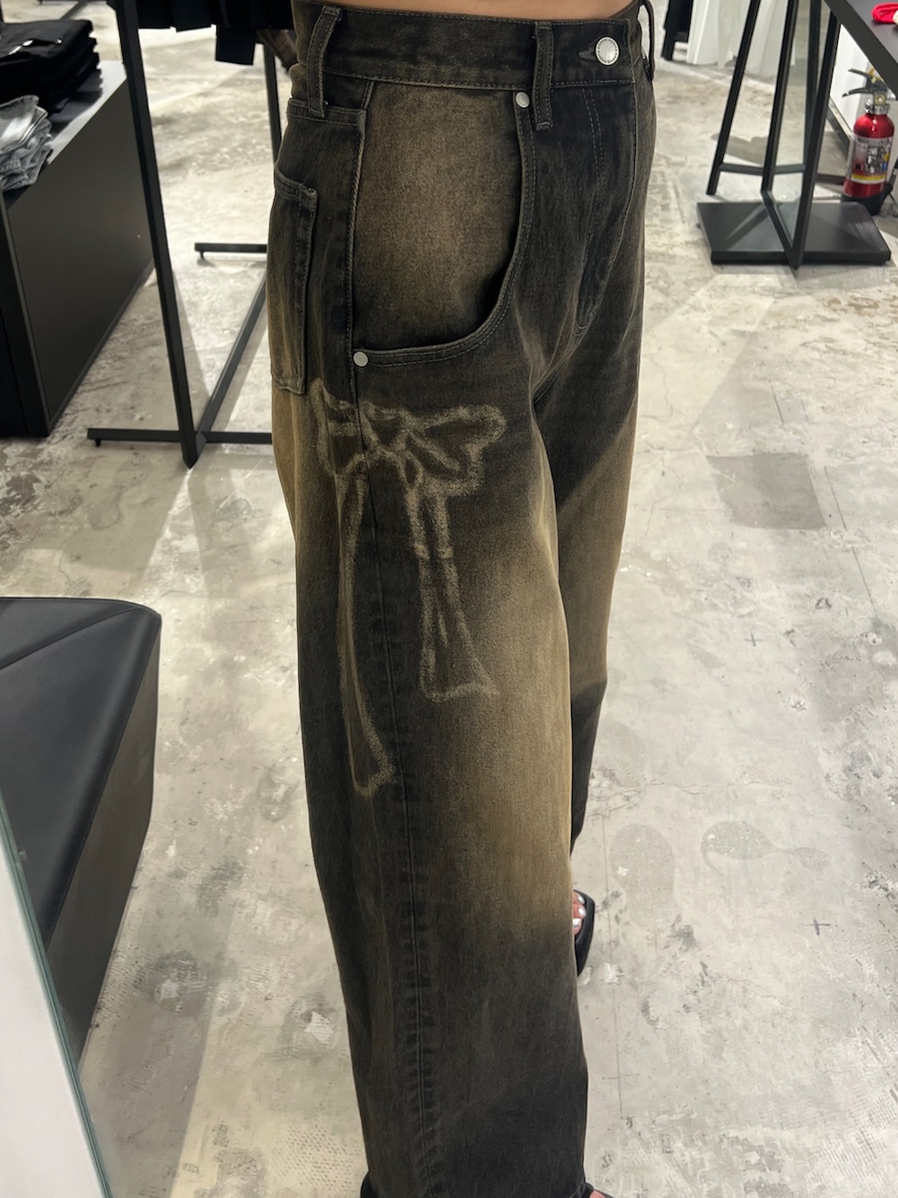 ホワイト系のTシャツ/カットソー、ホワイト系のニット/セーター、ブラック系のデニムパンツを着用したレディースの夏コーディネートの4枚目の写真