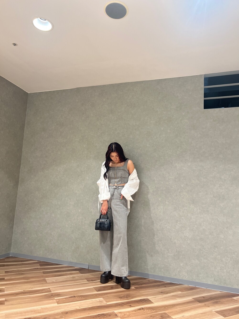 ホワイト系のシャツ/ブラウス、グレー系のキャミソール、グレー系のデニムパンツを着用したレディースの春コーディネートの4枚目の写真