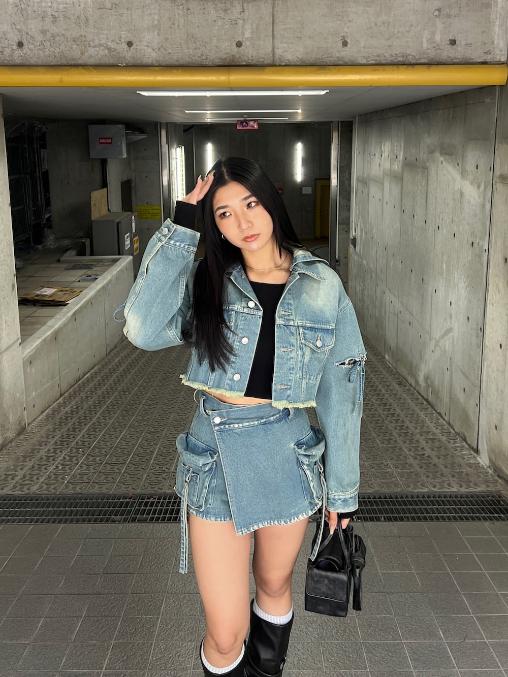 ブルー系のデニムジャケット、ブルー系のその他パンツ、ブラック系のブーツを着用したレディースの冬コーディネートの4枚目の写真