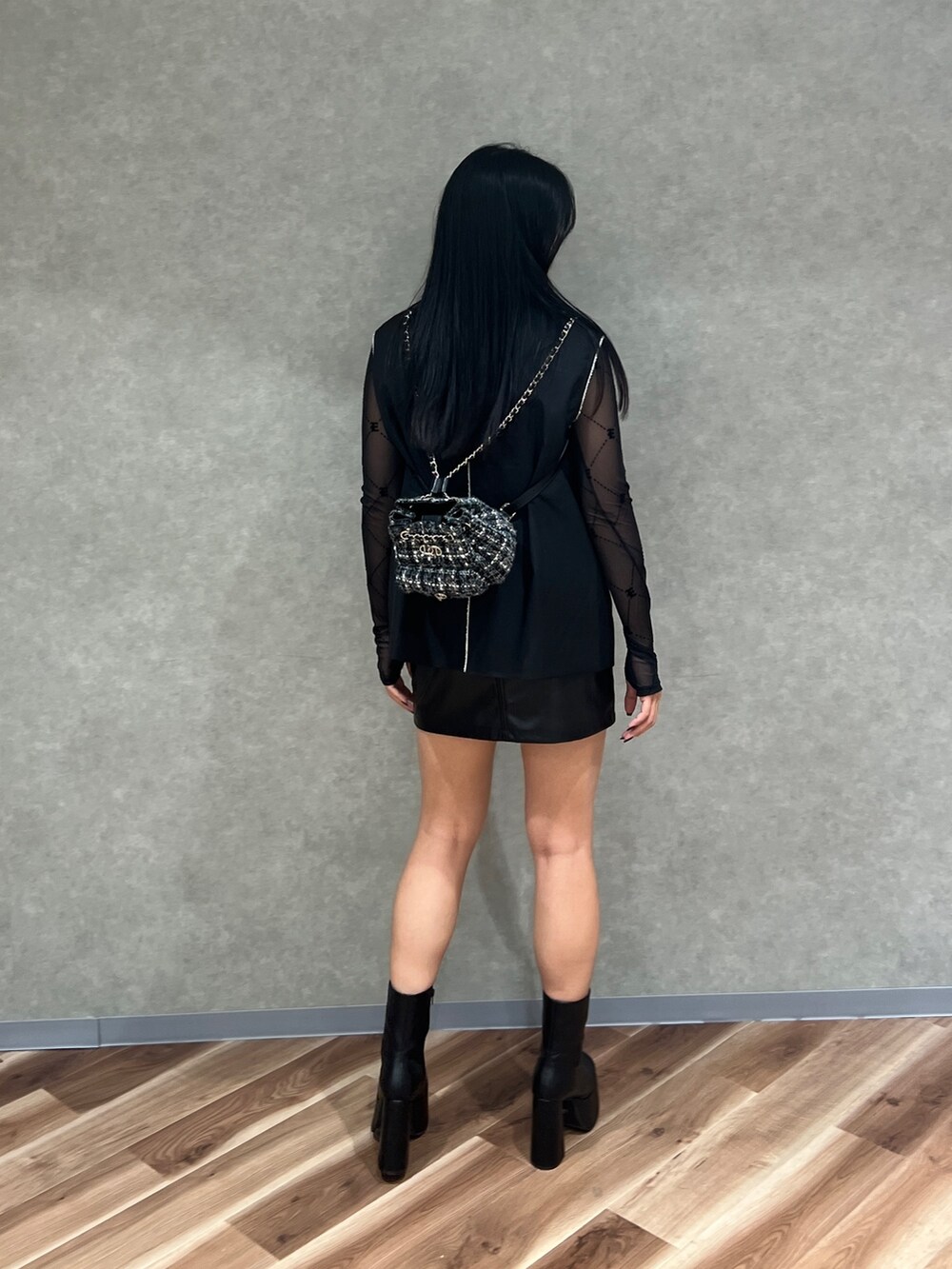 ブラック系のTシャツ/カットソー、ブラック系のベスト、その他のスカートを着用したレディースの秋コーディネートの3枚目の写真