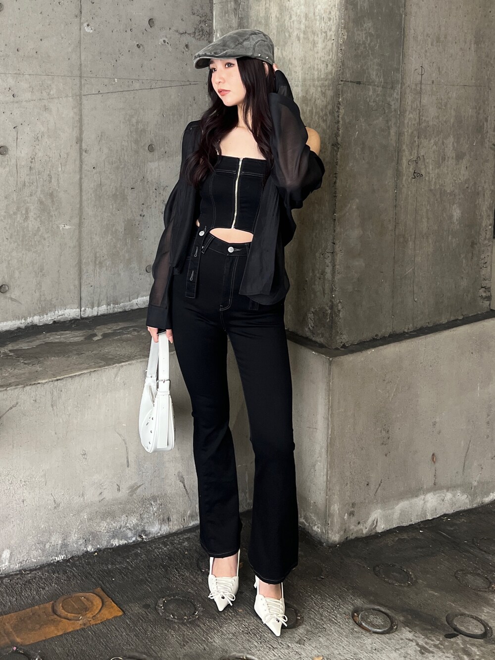 ブラック系のサロペット/オーバーオール、ブラック系のシャツ/ブラウス、ホワイト系のハンドバッグを着用したレディースの春コーディネートの2枚目の写真
