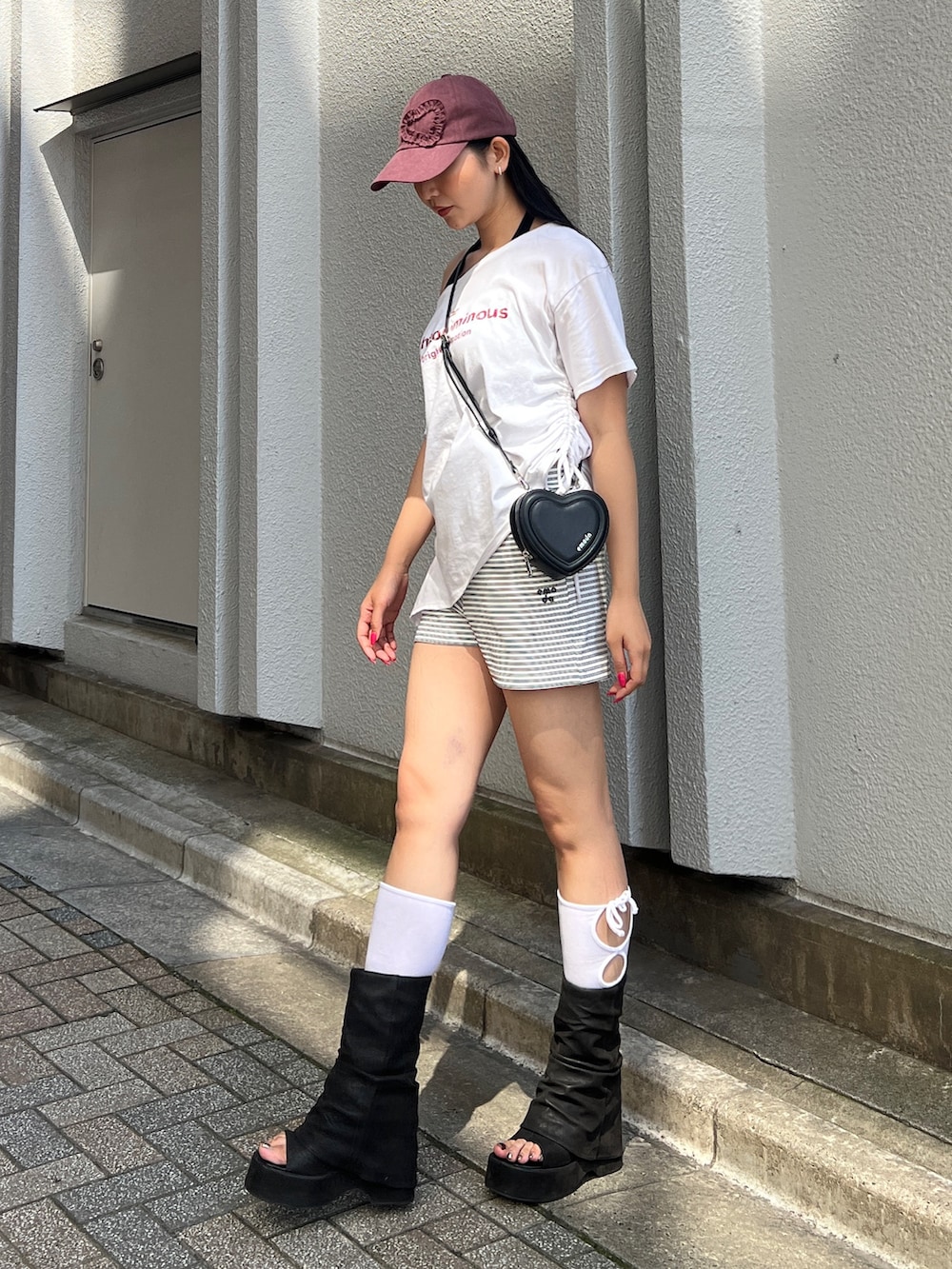 ブラック系のTシャツ/カットソー、ホワイト系のTシャツ/カットソー、ホワイト系のその他パンツを着用したレディースの夏コーディネートの2枚目の写真