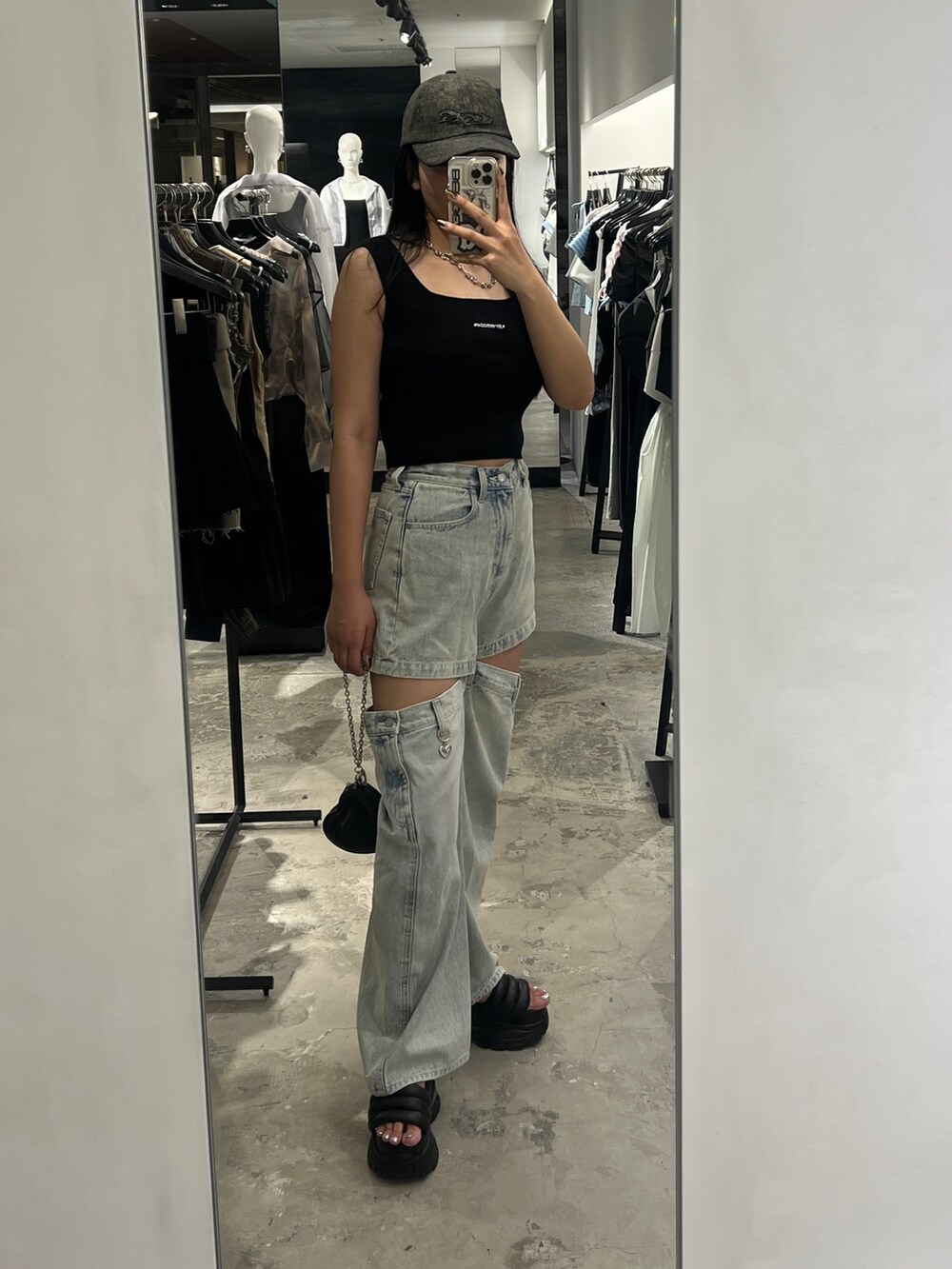 ブラック系のTシャツ/カットソー、ブルー系のデニムパンツ、ブラック系のサンダルを着用したレディースの夏コーディネートの2枚目の写真