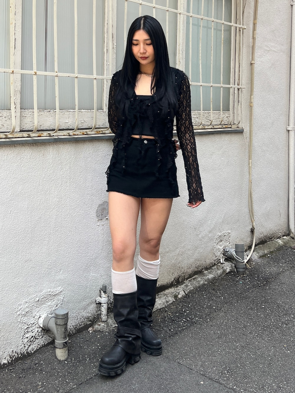 ブラック系のTシャツ/カットソー、ブラック系のキャミソール、ブラック系のスカートを着用したレディースの冬コーディネートの2枚目の写真