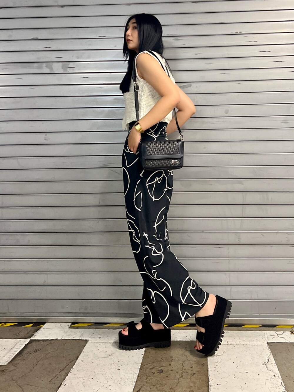 その他のその他パンツ、ブラック系のニット/セーター、ブラック系のサンダルを着用したレディースの夏コーディネートの2枚目の写真