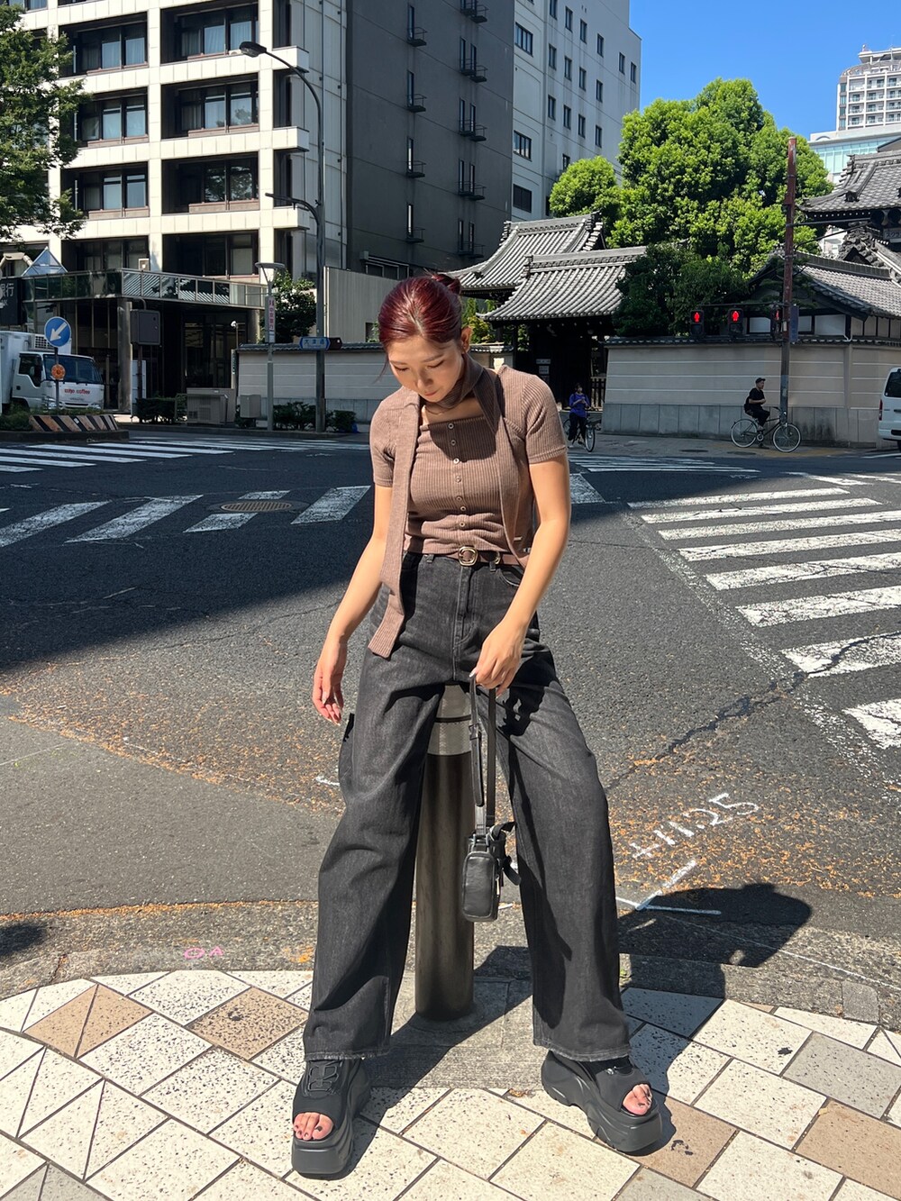 ブラウン系のTシャツ/カットソー、ブラック系のデニムパンツ、ブラック系のショルダーバッグを着用したレディースの夏コーディネートの4枚目の写真