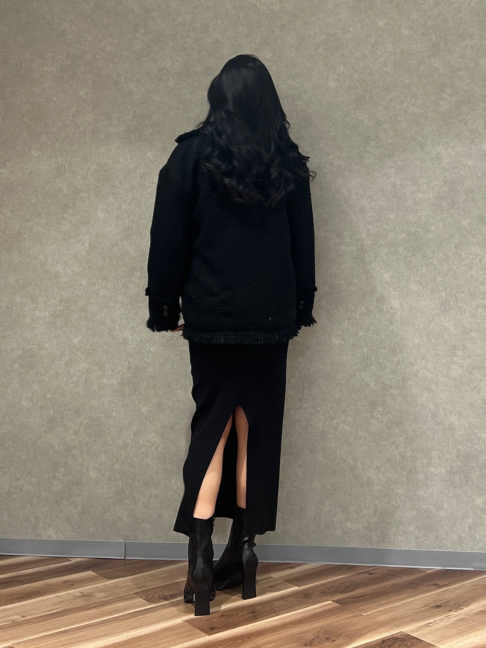 ブラック系のその他アウター、ブラック系のワンピース、ブラック系のブーツを着用したレディースの秋コーディネートの5枚目の写真