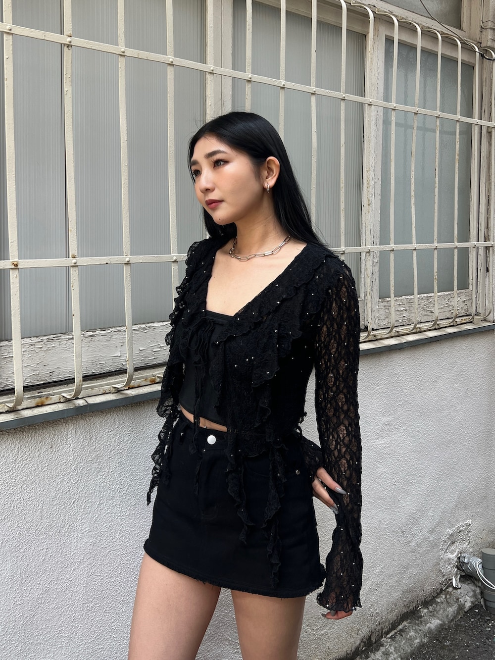 ブラック系のTシャツ/カットソー、ブラック系のキャミソール、ブラック系のスカートを着用したレディースの冬コーディネートの3枚目の写真