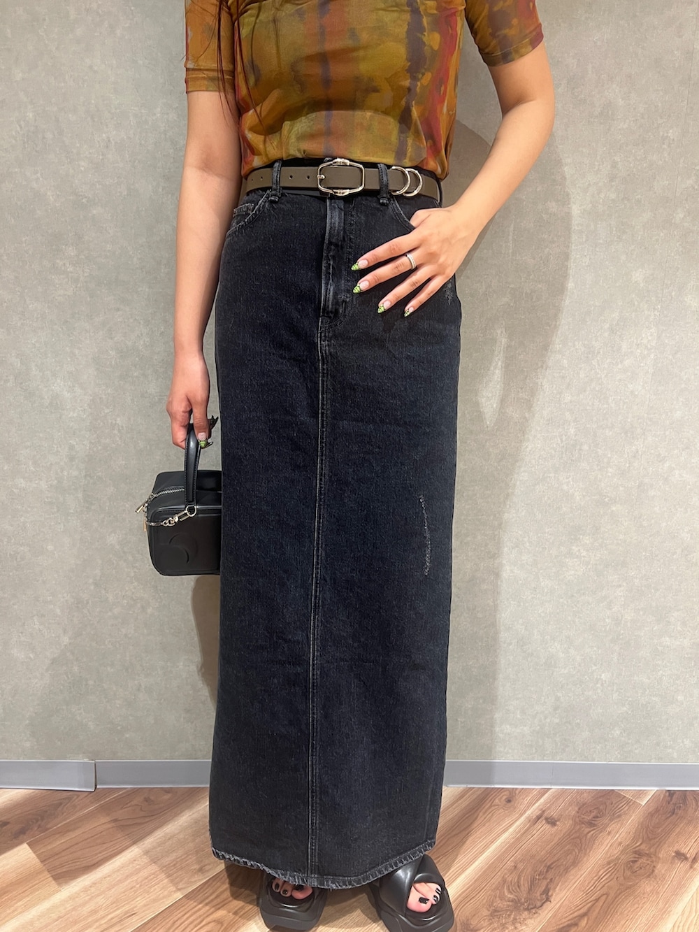 ブラック系のシャツ/ブラウス、ブラック系のスカート、グレー系のハンドバッグを着用したレディースの夏コーディネートの8枚目の写真