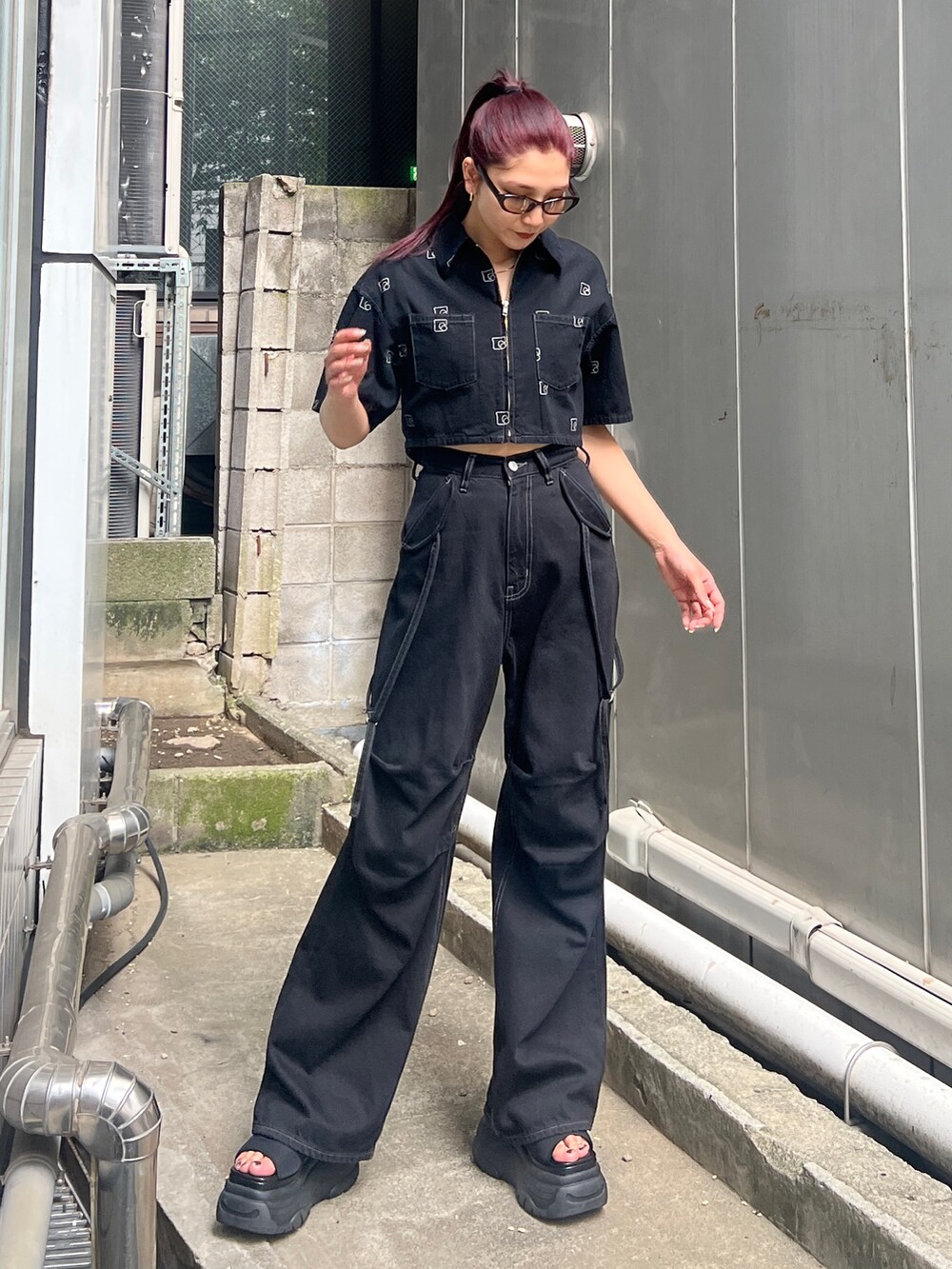 ブラック系のデニムパンツ、ブラック系のシャツ/ブラウス、ブラック系のサンダルを着用したレディースの夏コーディネートの3枚目の写真