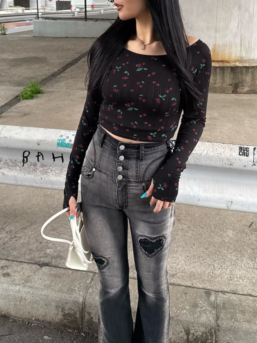 ブラック系のTシャツ/カットソー、ブラック系のデニムパンツ、ブラック系のスニーカーを着用したレディースの春コーディネートの3枚目の写真