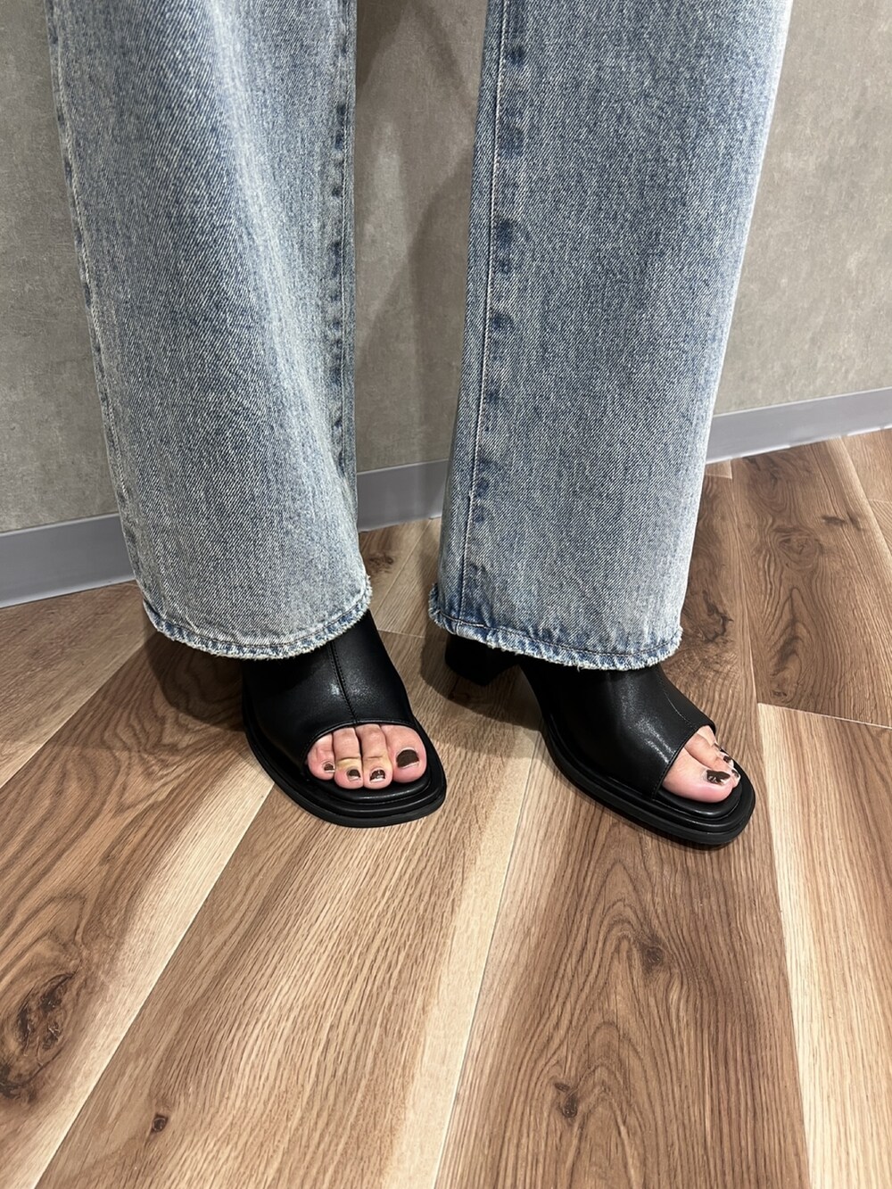 その他のシャツ/ブラウス、ブルー系のデニムパンツ、ブラック系のブーツを着用したレディースの夏コーディネートの6枚目の写真