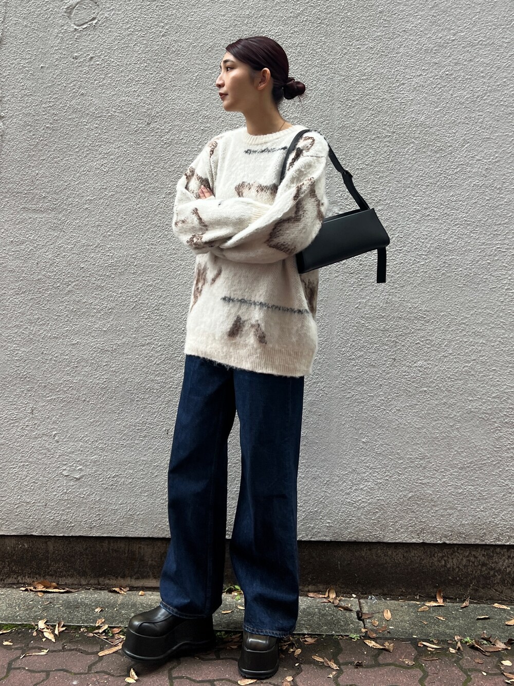 ブルー系のデニムパンツ、その他のローファー、ブラック系のハンドバッグを着用したレディースの秋コーディネートの2枚目の写真