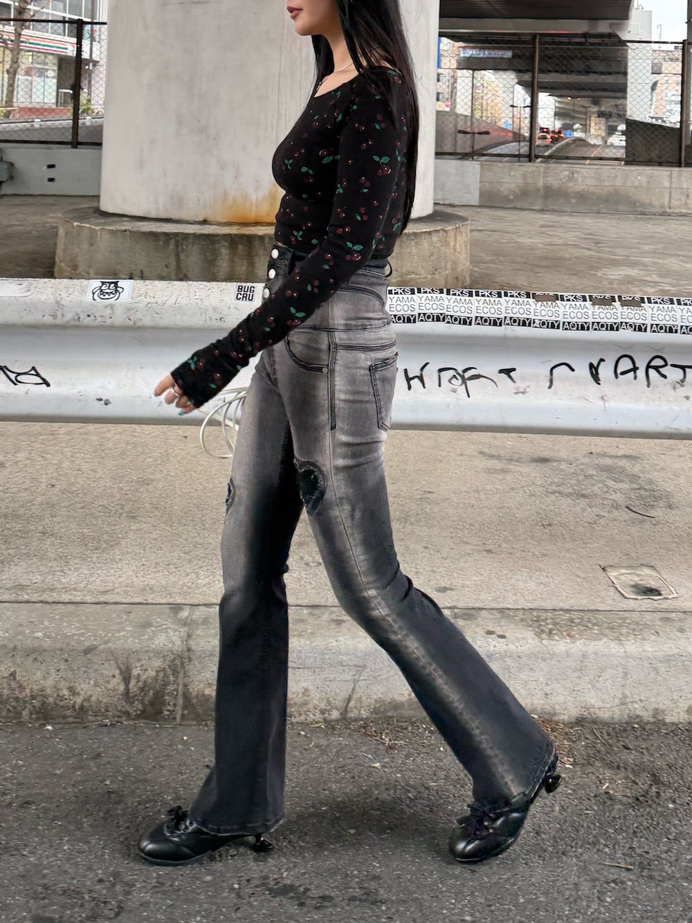 ブラック系のTシャツ/カットソー、ブラック系のデニムパンツ、ブラック系のスニーカーを着用したレディースの春コーディネートの2枚目の写真