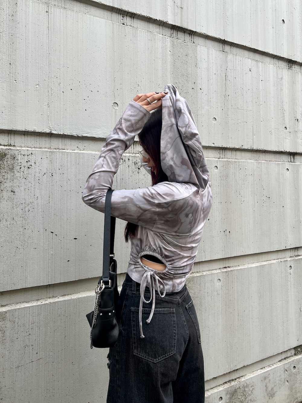 その他のTシャツ/カットソー、ブラック系のデニムパンツ、ブラック系のローファーを着用したレディースの冬コーディネートの4枚目の写真