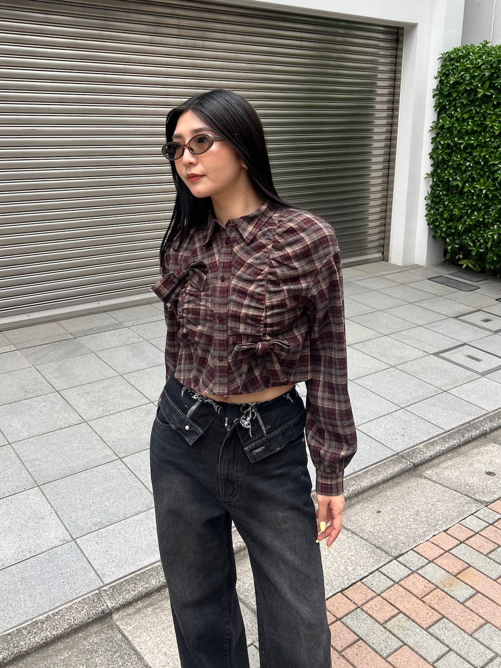 レッド系のシャツ/ブラウス、ブラック系のその他シューズ、ブラック系のデニムパンツを着用したレディースの夏コーディネートの4枚目の写真