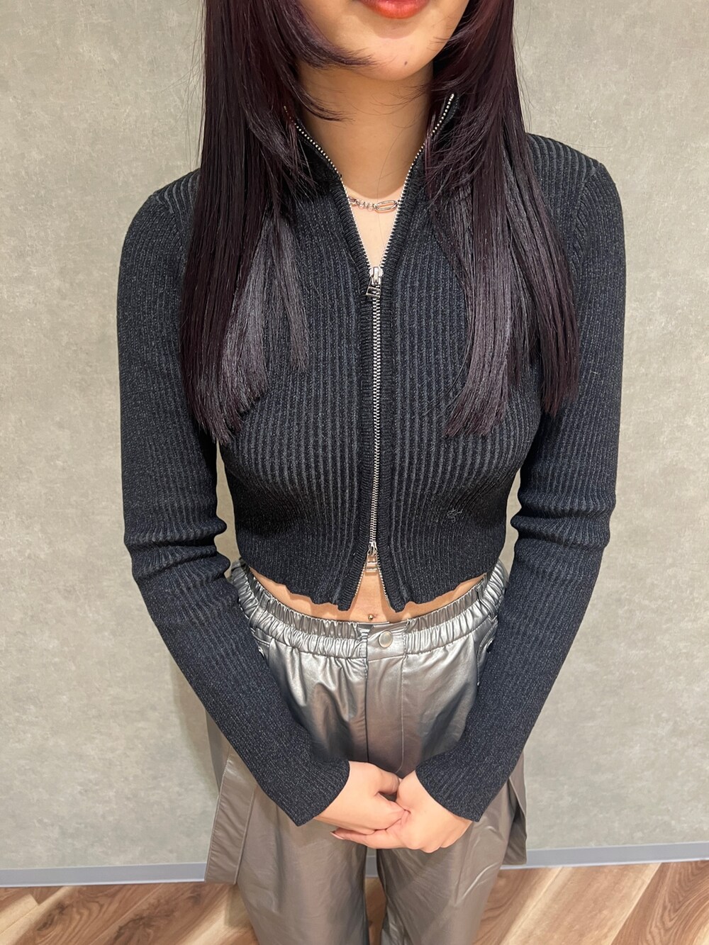 ブラック系のニット/セーター、シルバー系のその他パンツ、ブラック系のスニーカーを着用したレディースの冬コーディネートの3枚目の写真