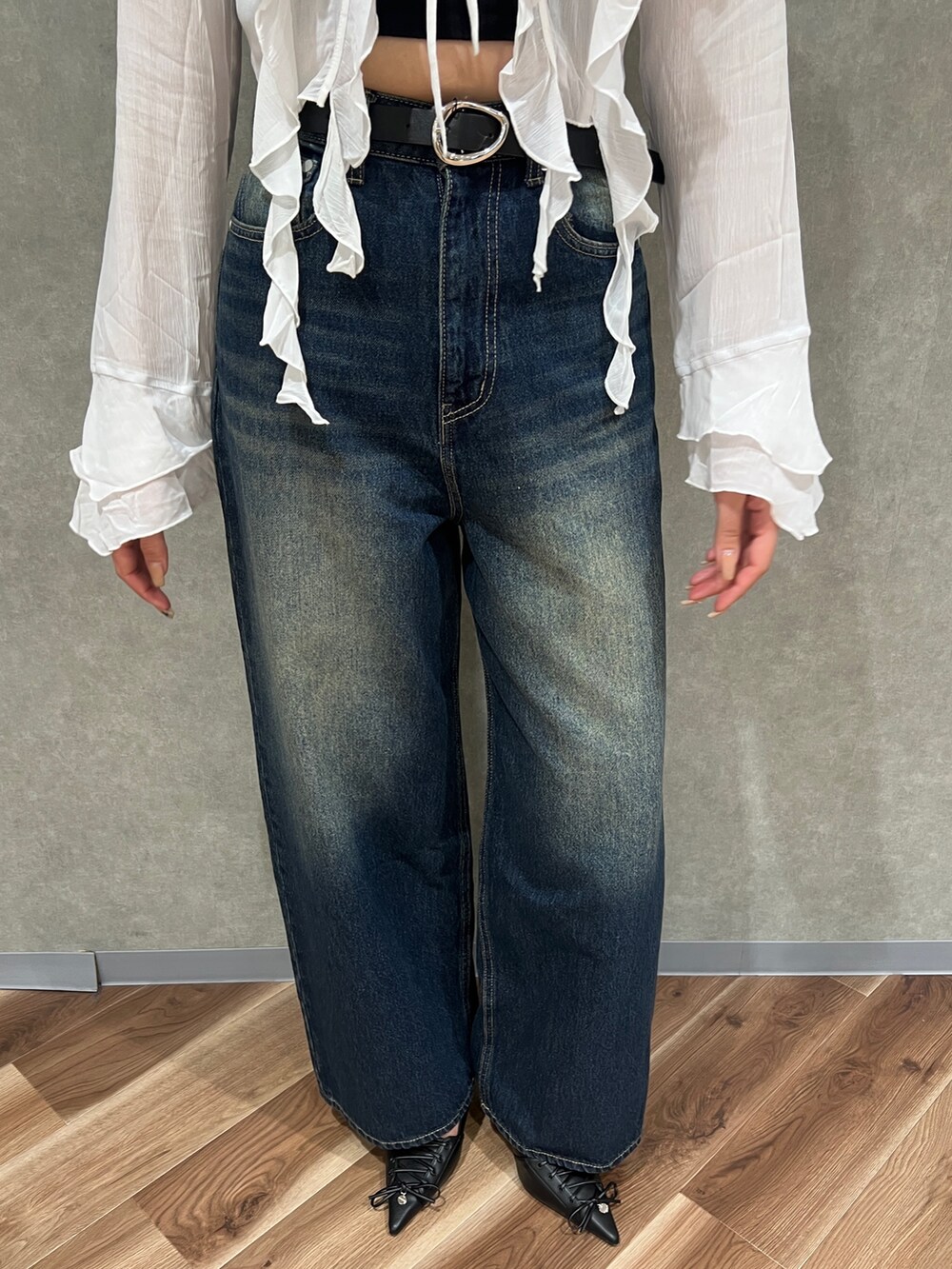 ホワイト系のシャツ/ブラウス、ブラック系のTシャツ/カットソー、ブルー系のデニムパンツを着用したレディースの春コーディネートの5枚目の写真