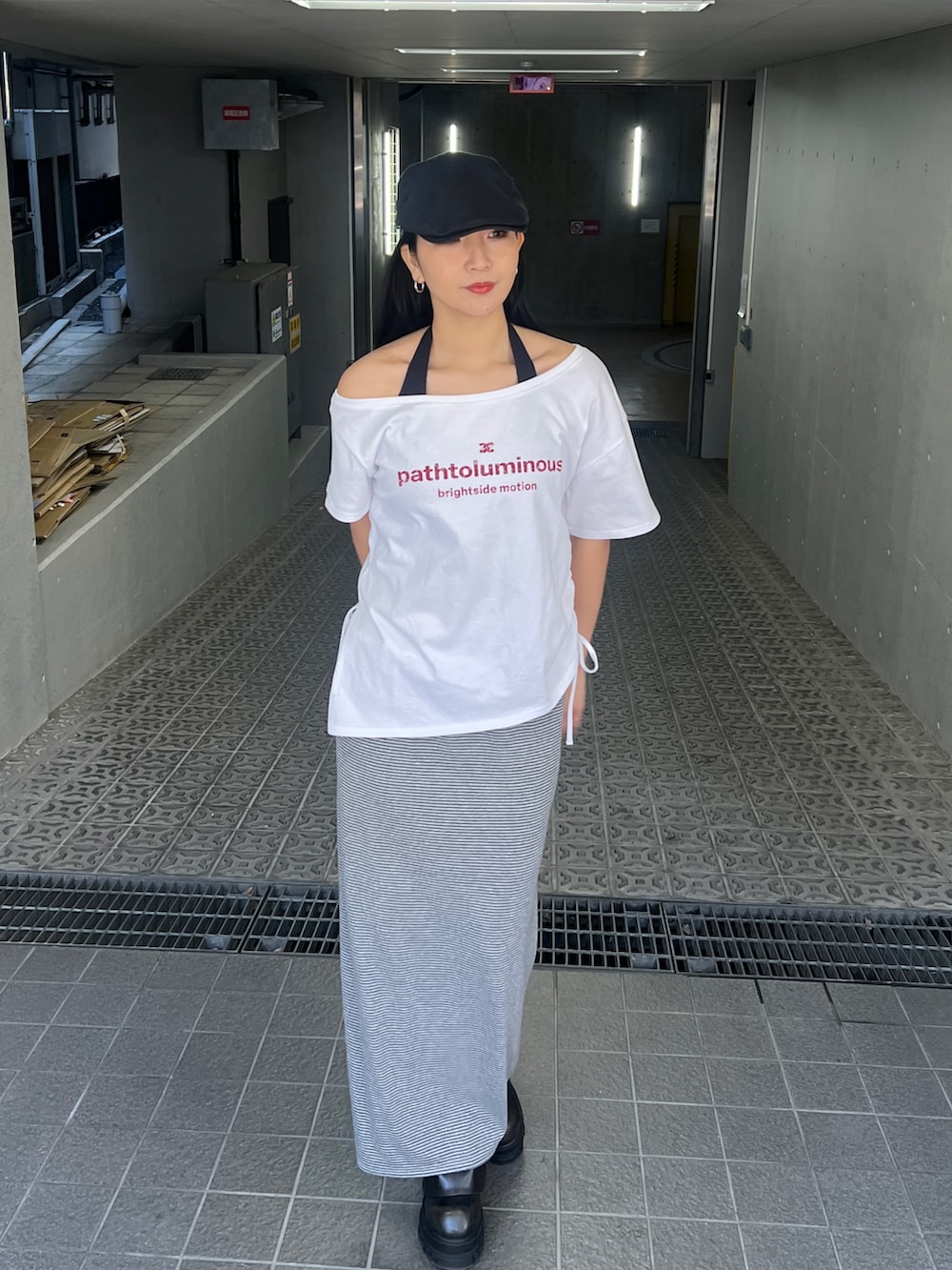 ホワイト系のTシャツ/カットソー、グレー系のタンクトップ、グレー系のスカートを着用したレディースの冬コーディネートの3枚目の写真