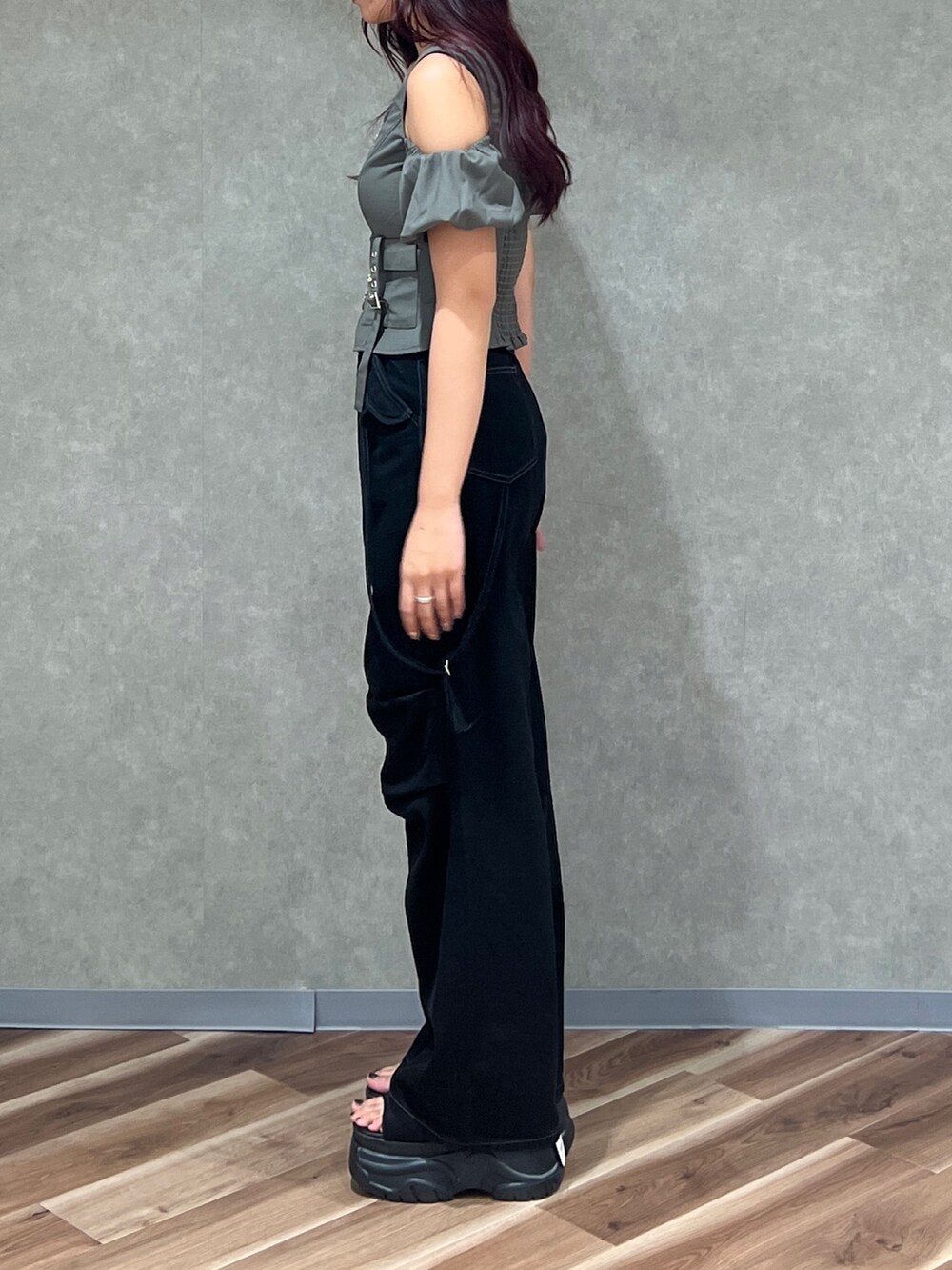 グリーン系のTシャツ/カットソー、ブラック系のデニムパンツ、ブラック系のサンダルを着用したレディースの夏コーディネートの3枚目の写真