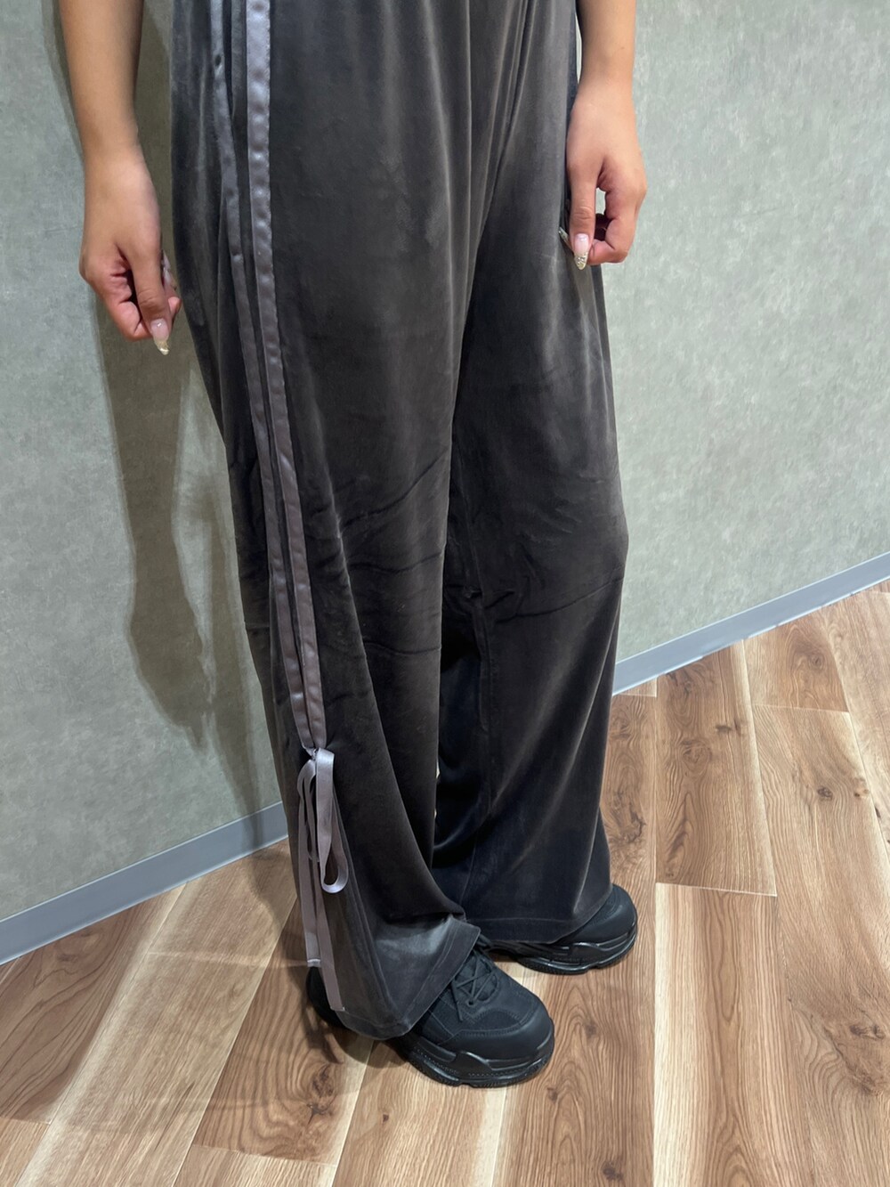 その他のタンクトップ、グレー系のその他パンツ、ブラック系のスニーカーを着用したレディースの夏コーディネートの5枚目の写真