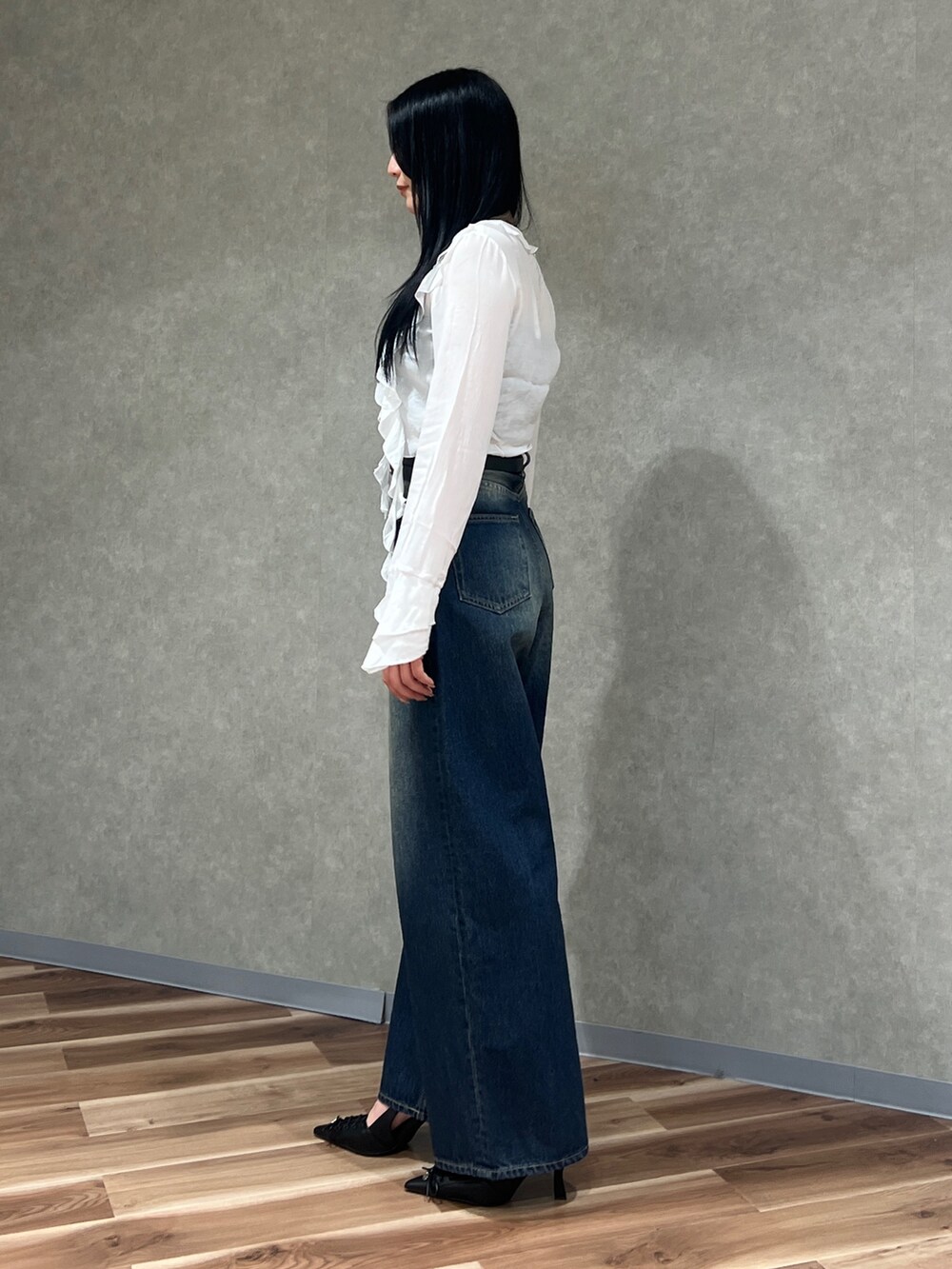 ホワイト系のシャツ/ブラウス、ブラック系のTシャツ/カットソー、ブルー系のデニムパンツを着用したレディースの春コーディネートの2枚目の写真