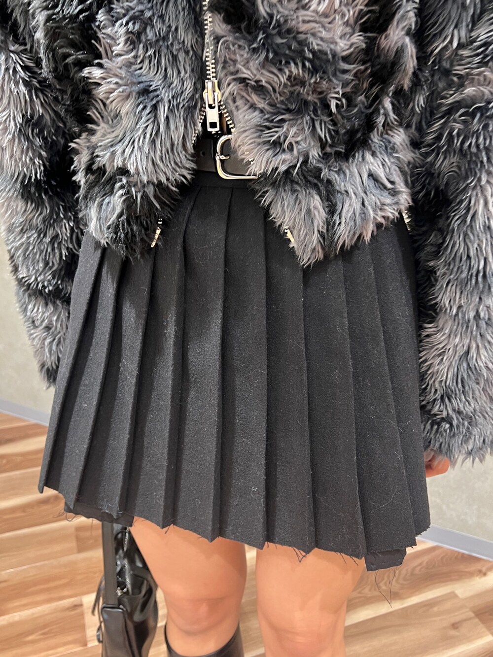 ブラック系のニット/セーター、グレー系のテーラードジャケット、ブラック系のスカートを着用したレディースの秋コーディネートの6枚目の写真