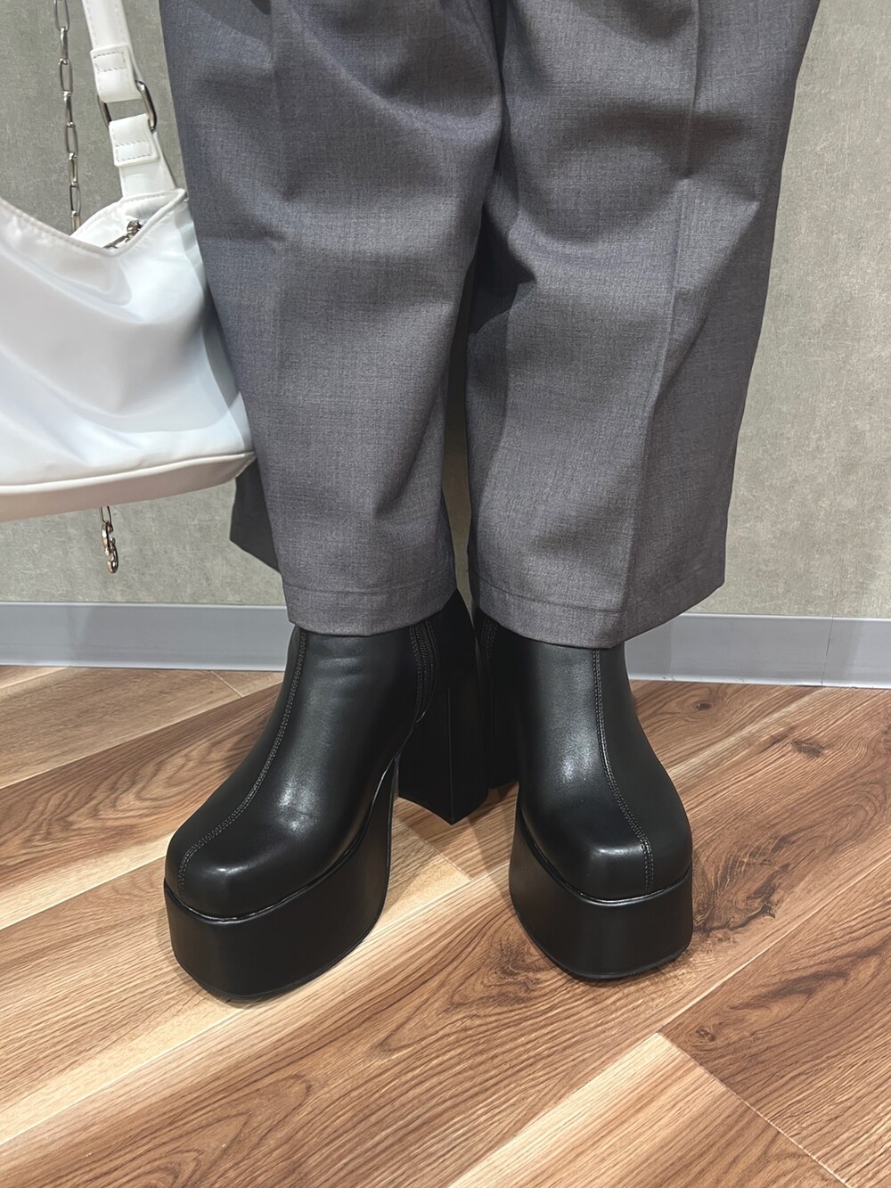 その他のニット/セーター、ホワイト系のハンドバッグ、グレー系のカーゴパンツを着用したレディースの秋コーディネートの7枚目の写真