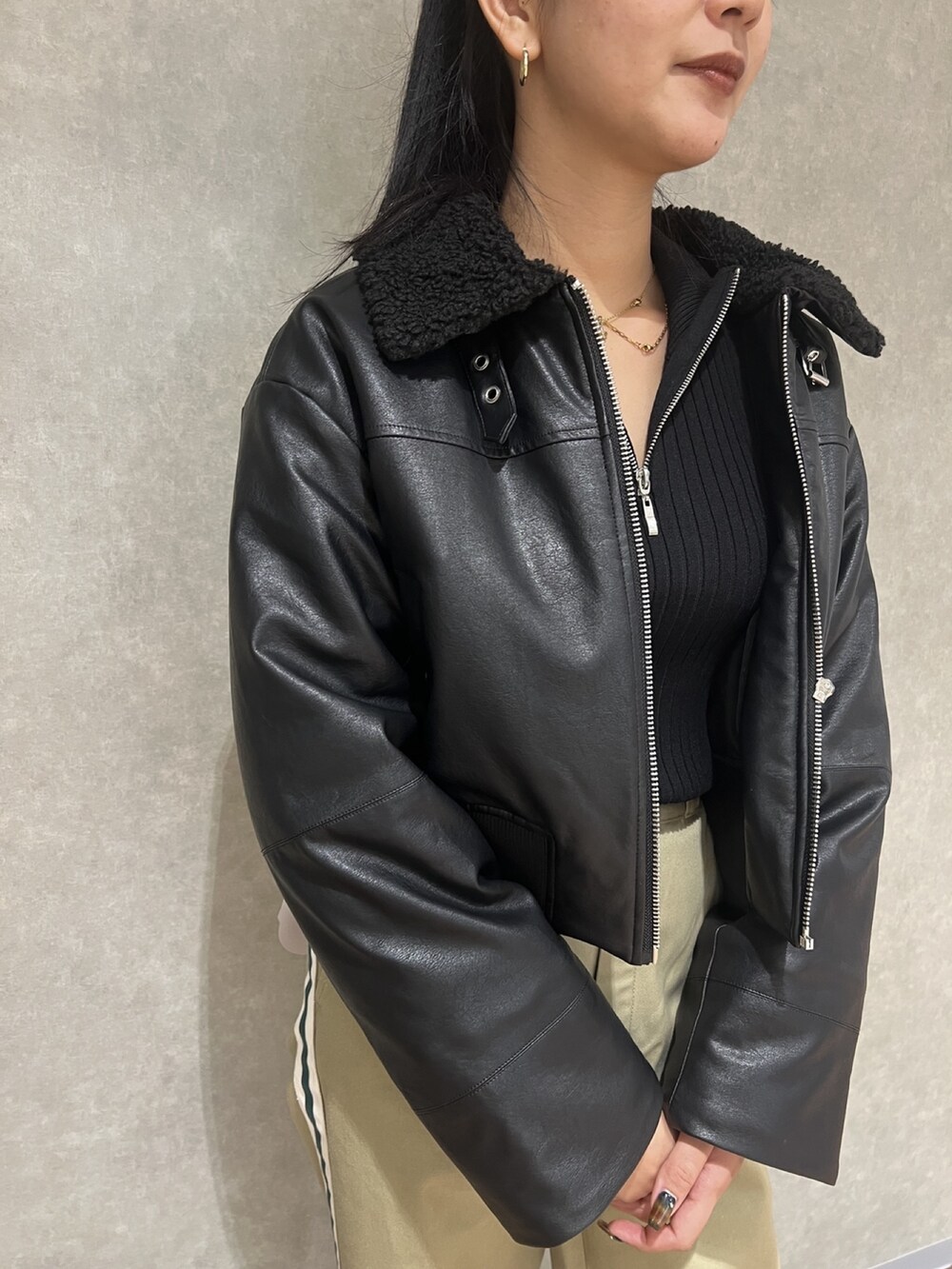 ブラック系のブルゾン、ブラック系のブーツ、ブラック系のニット/セーターを着用したレディースの秋コーディネートの4枚目の写真